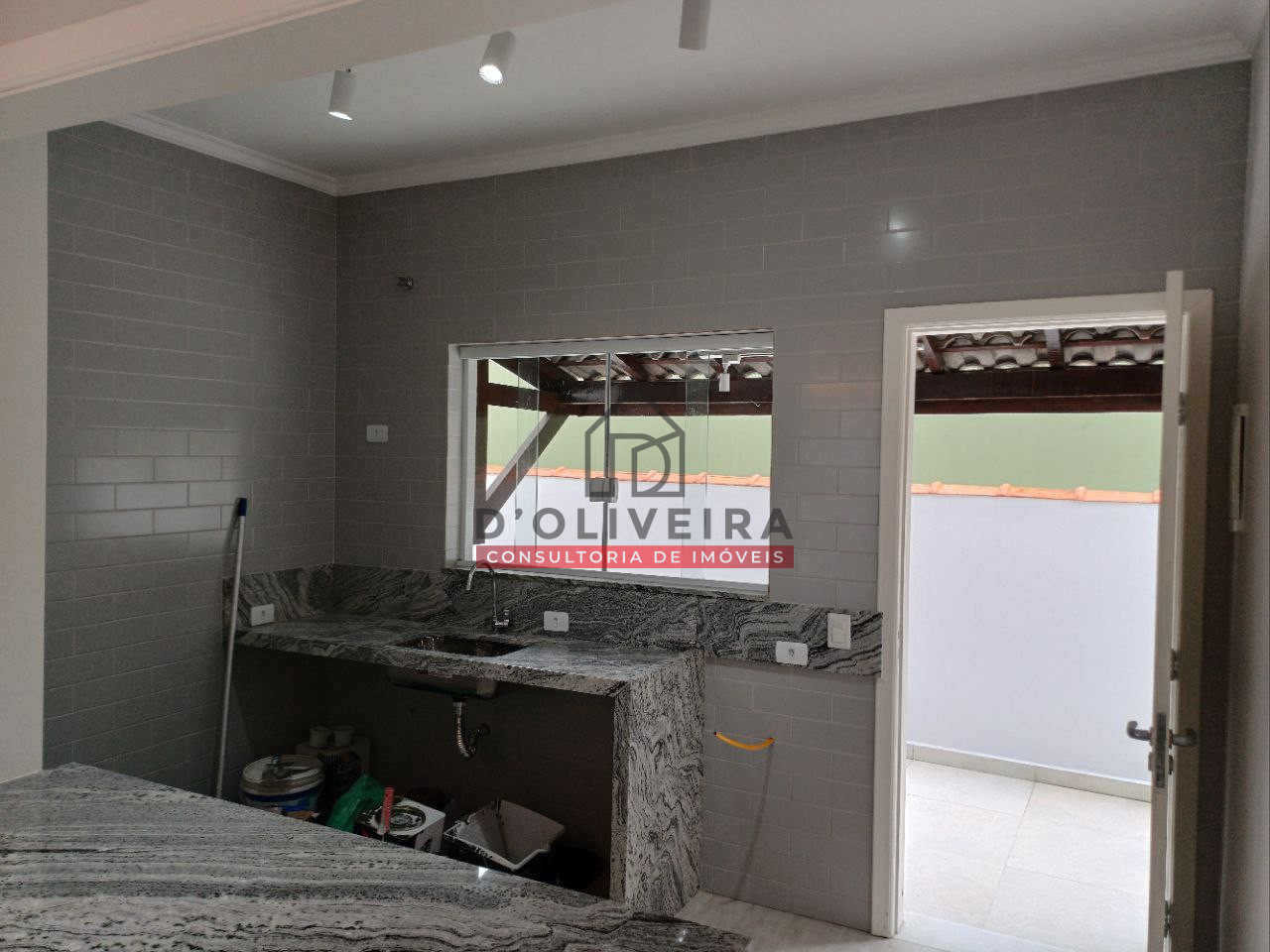 Casa térrea a 100 metros da praia no Bairro Oásis - Peruíbe - SP