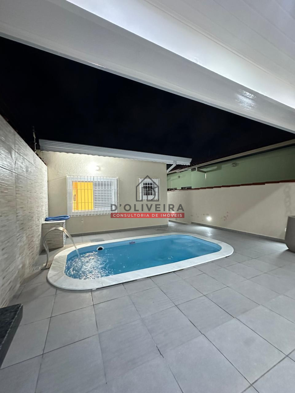 Casa geminada com piscina a venda no Bairro Stella Maris - Peruíbe - SP