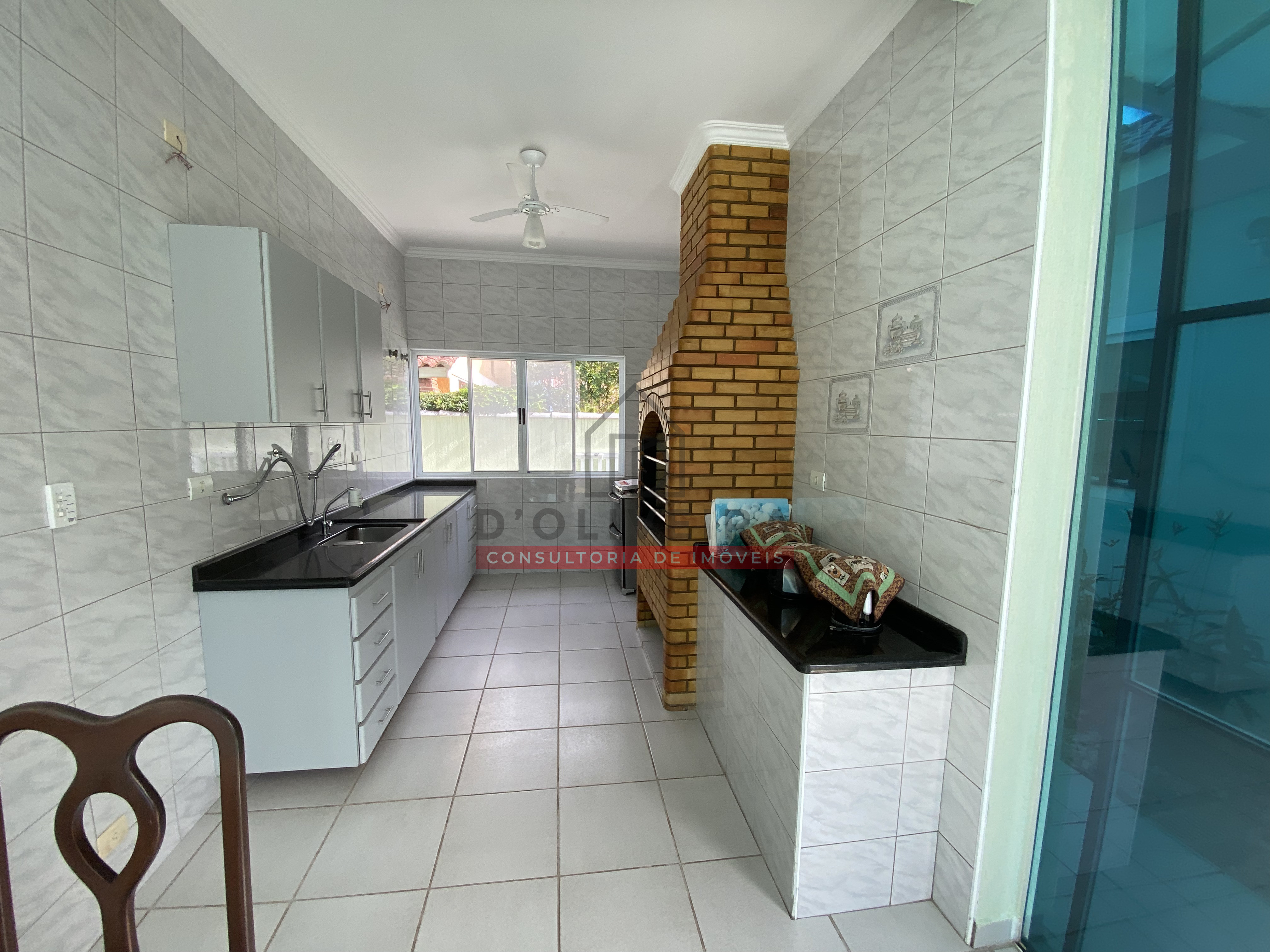 Casa térrea com 3 suítes à venda no condomínio Bougainvillée III - Peruíbe - SP