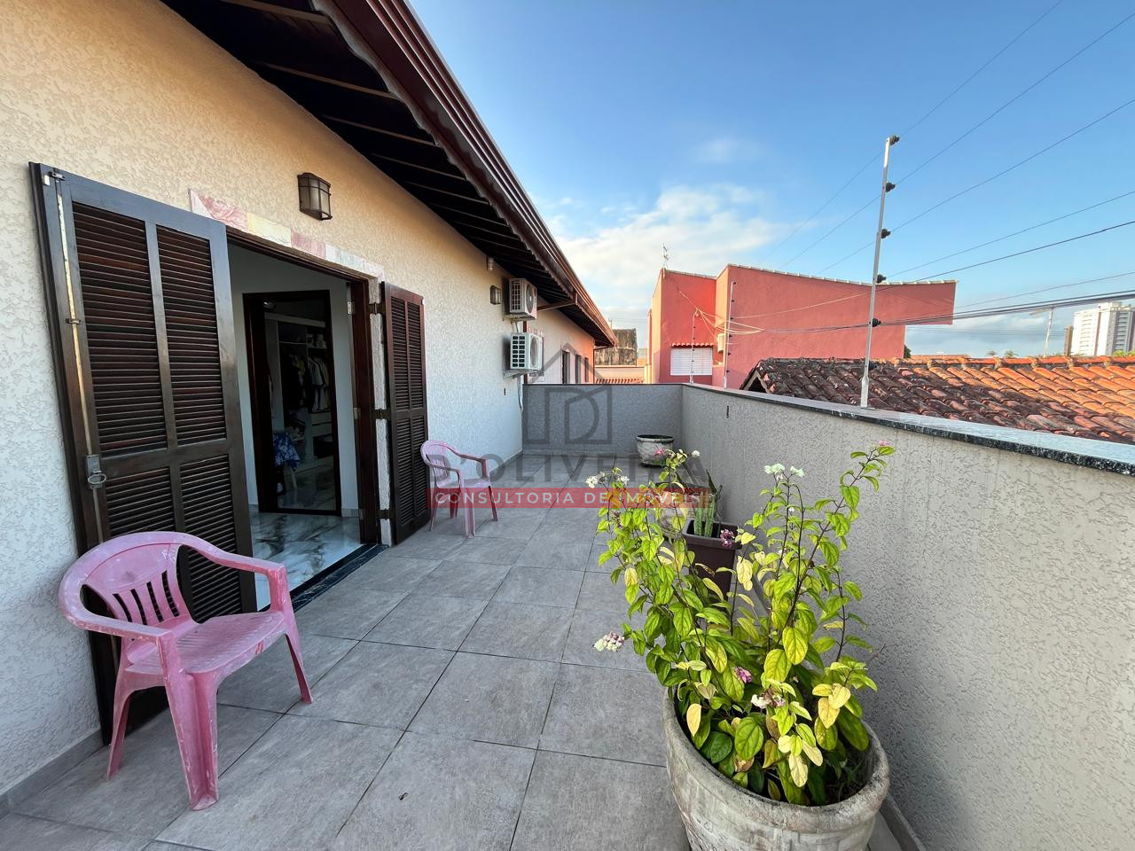 Sobrado a 800 metros da praia com 5 quartos no Centro de Peruíbe- Peruíbe - SP