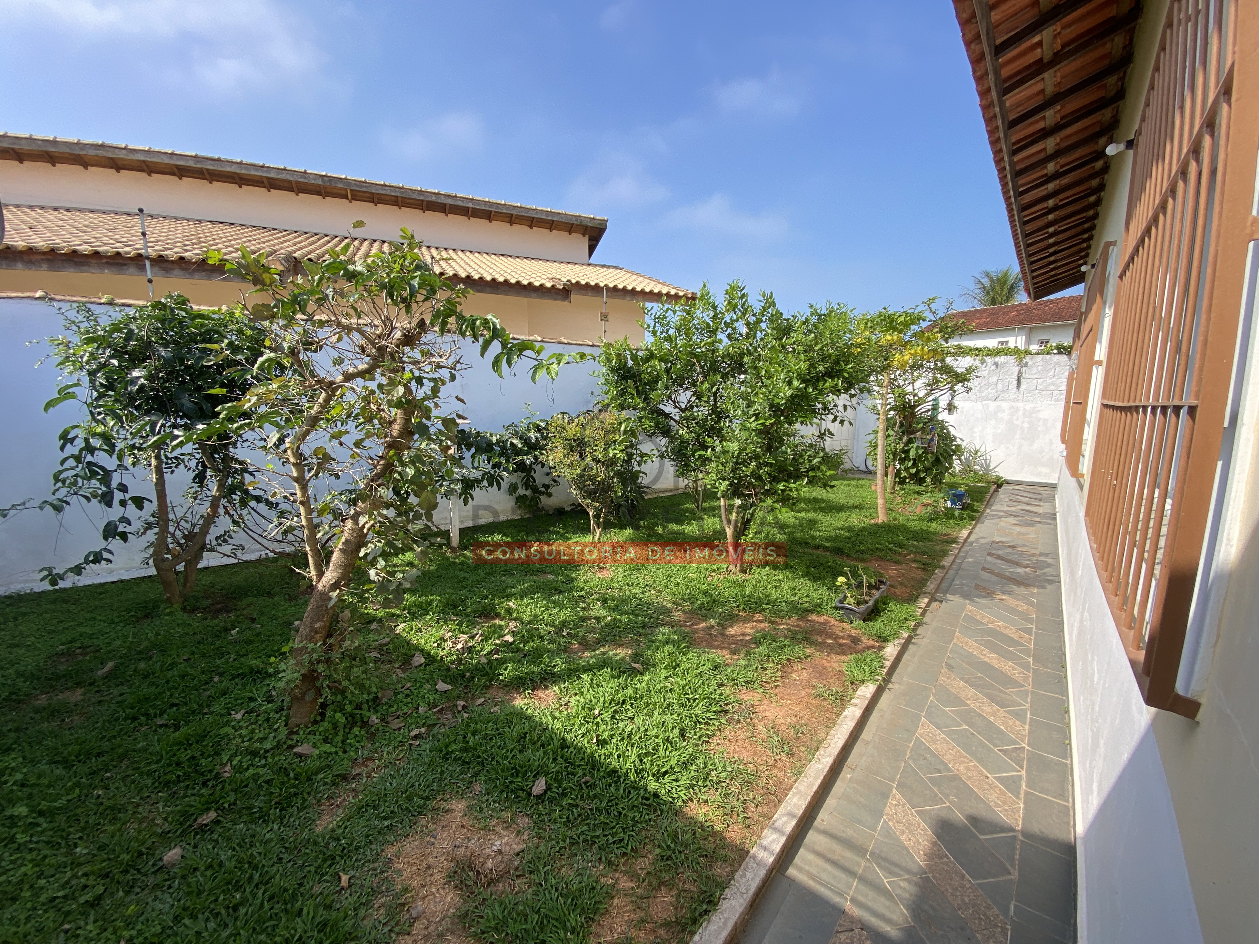 Casa térrea a 50 metros da praia para venda no Stella Maris - Peruíbe - SP