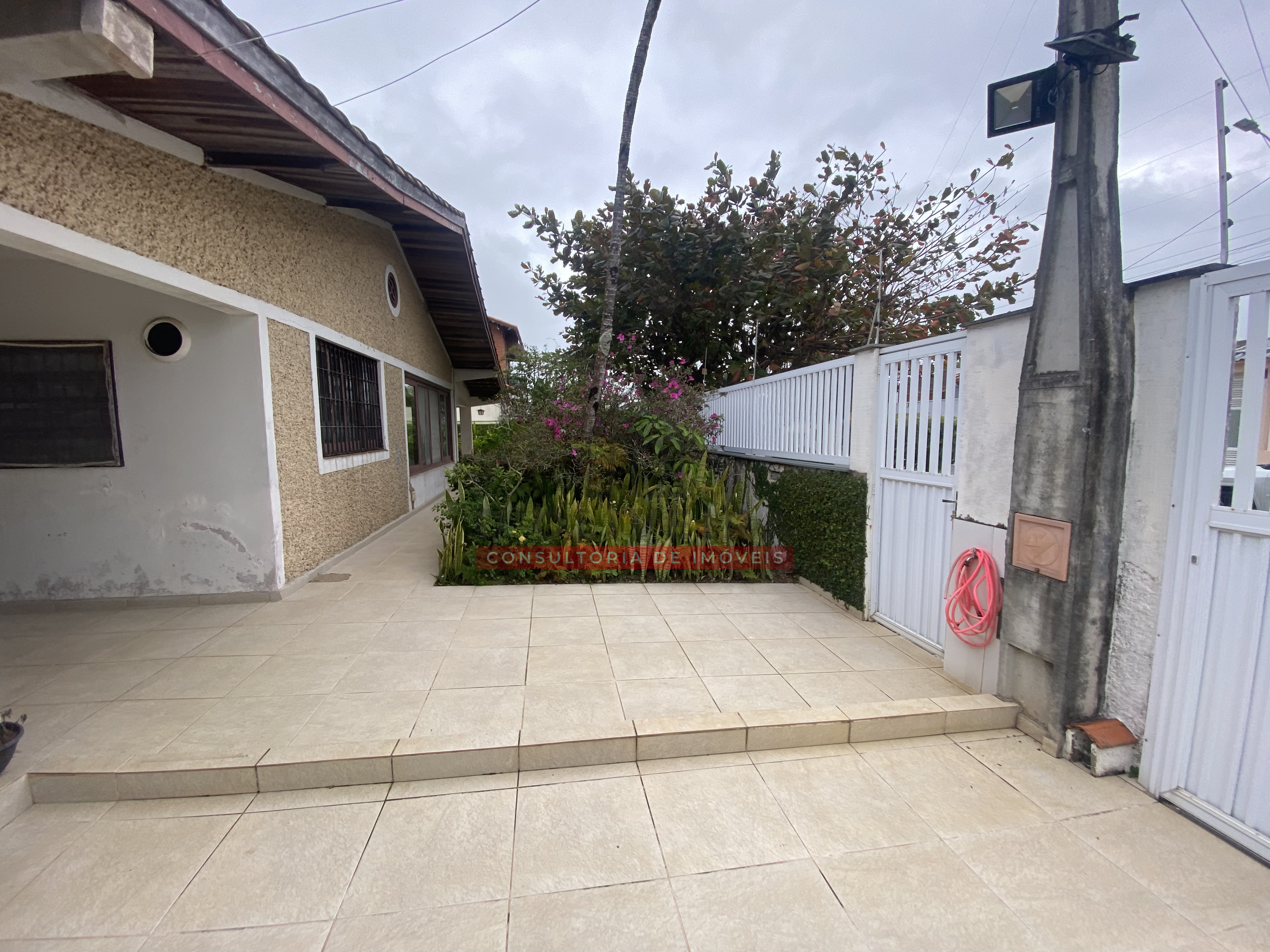 Casa térrea em três terrenos para venda no São João Batista - Peruíbe - SP