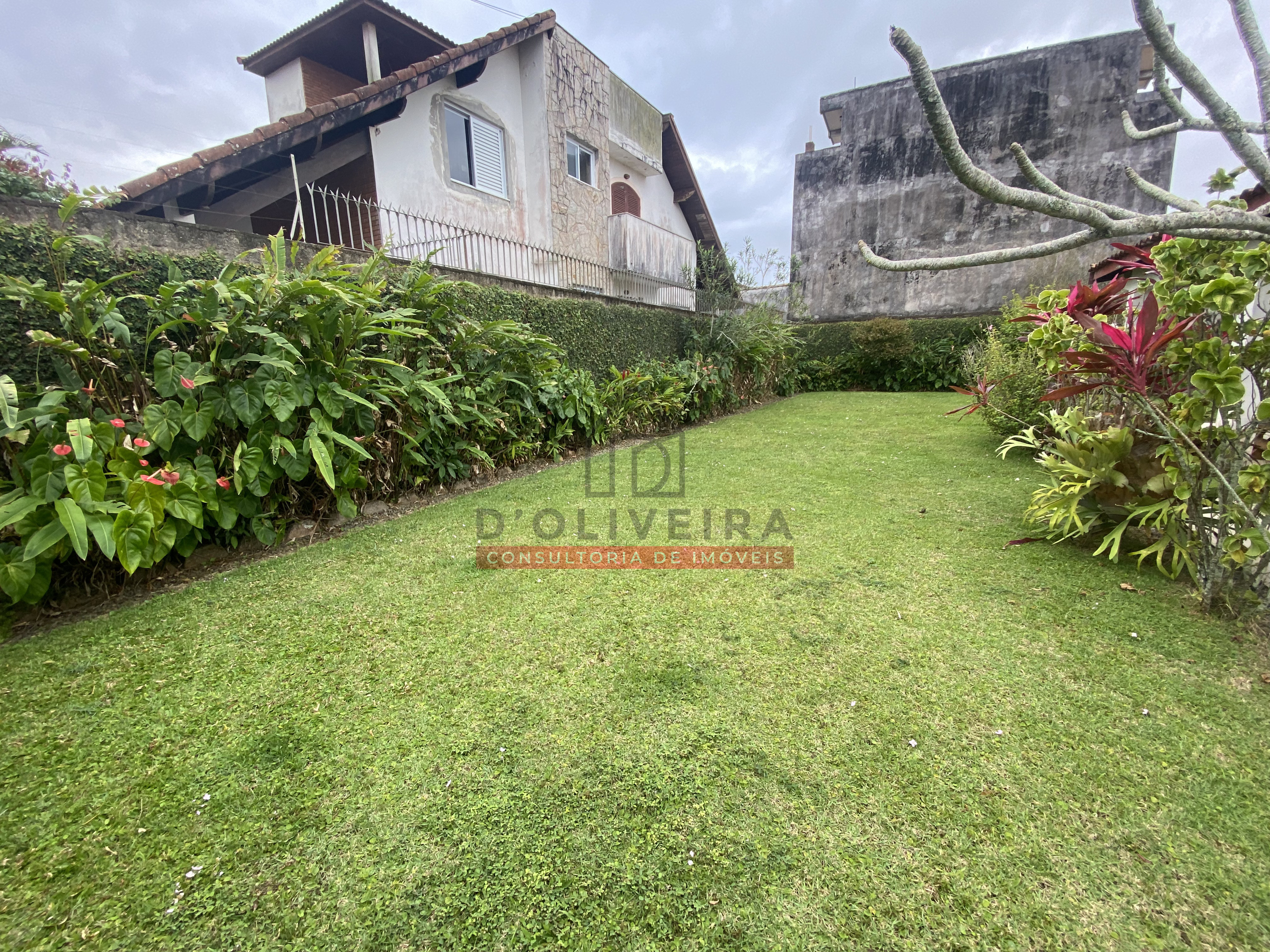 Casa térrea em três terrenos para venda no São João Batista - Peruíbe - SP