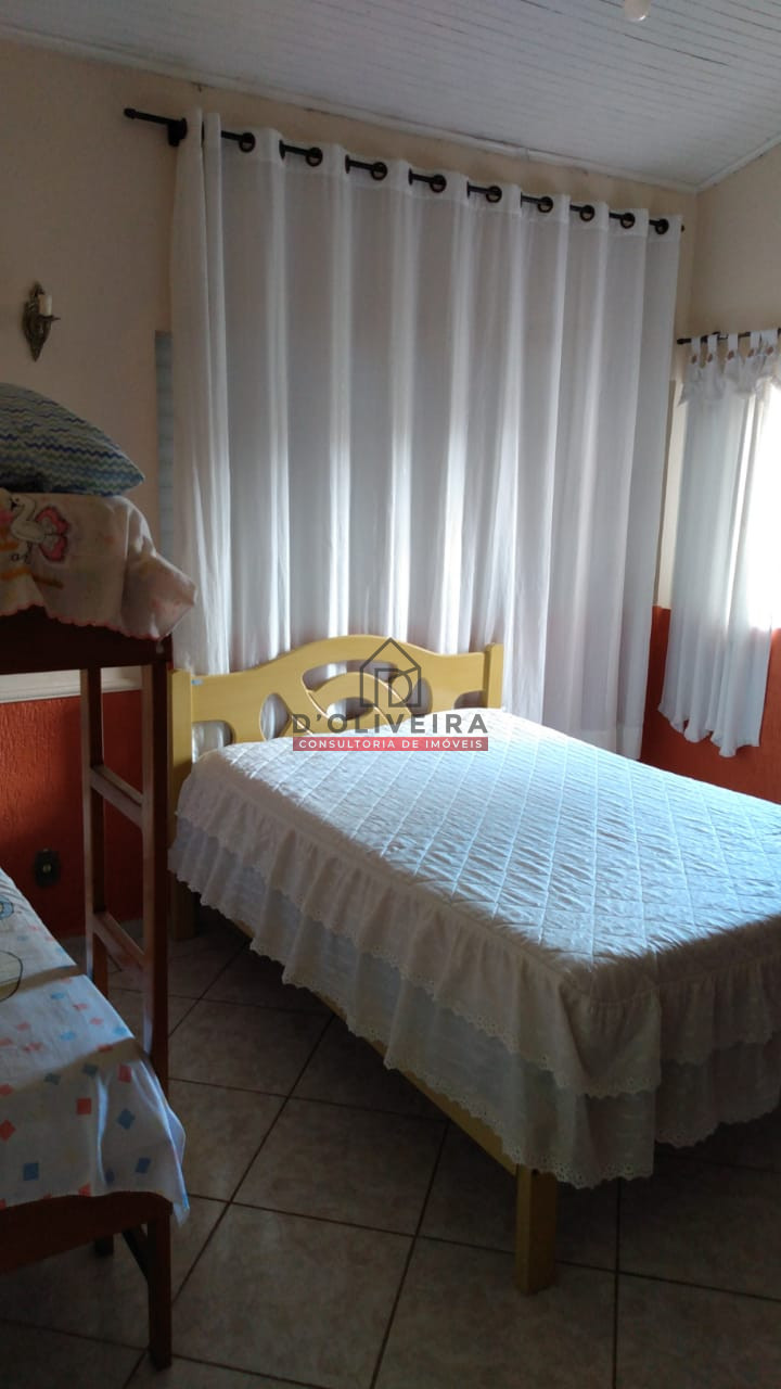 Casa térrea com piscina na Estância São José - Peruíbe - SP