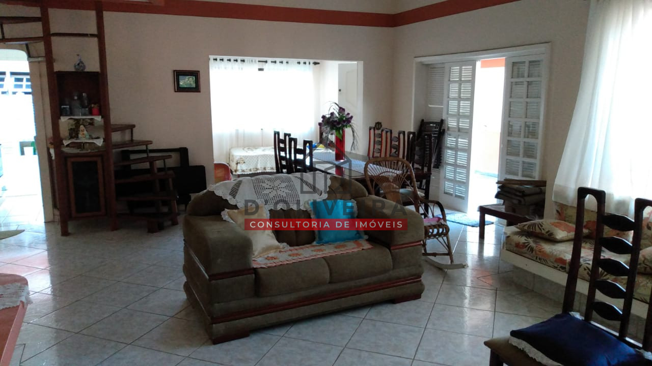 Casa térrea com piscina na Estância São José - Peruíbe - SP