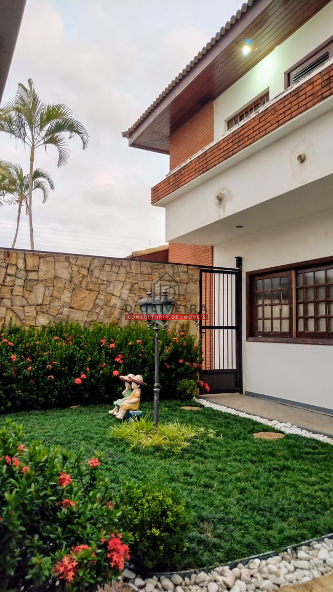 Sobrado com 4 suítes no Centro de Peruíbe- Peruíbe - SP