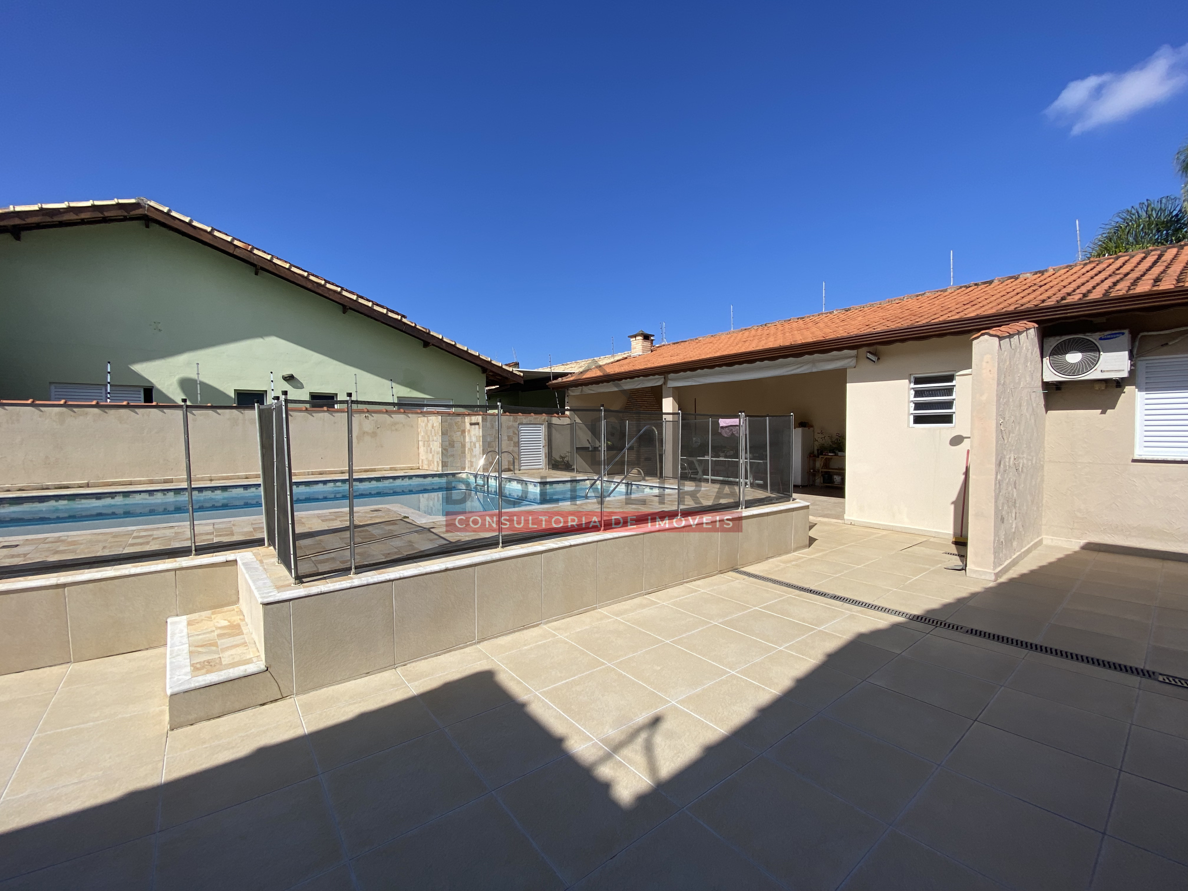 Casa térrea com piscina para venda no Jardim Casablanca - Peruíbe - SP