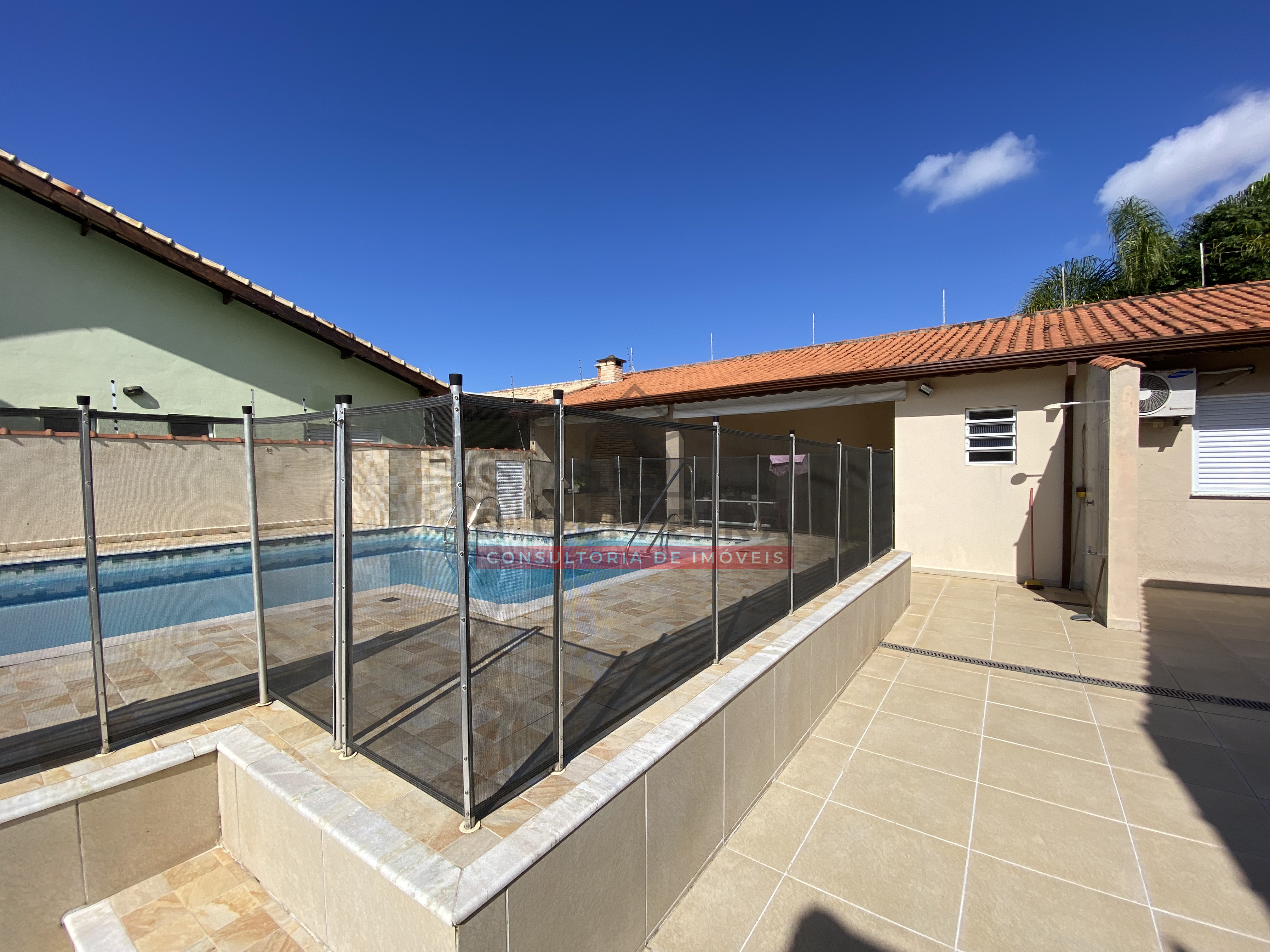 Casa térrea com piscina para venda no Jardim Casablanca - Peruíbe - SP