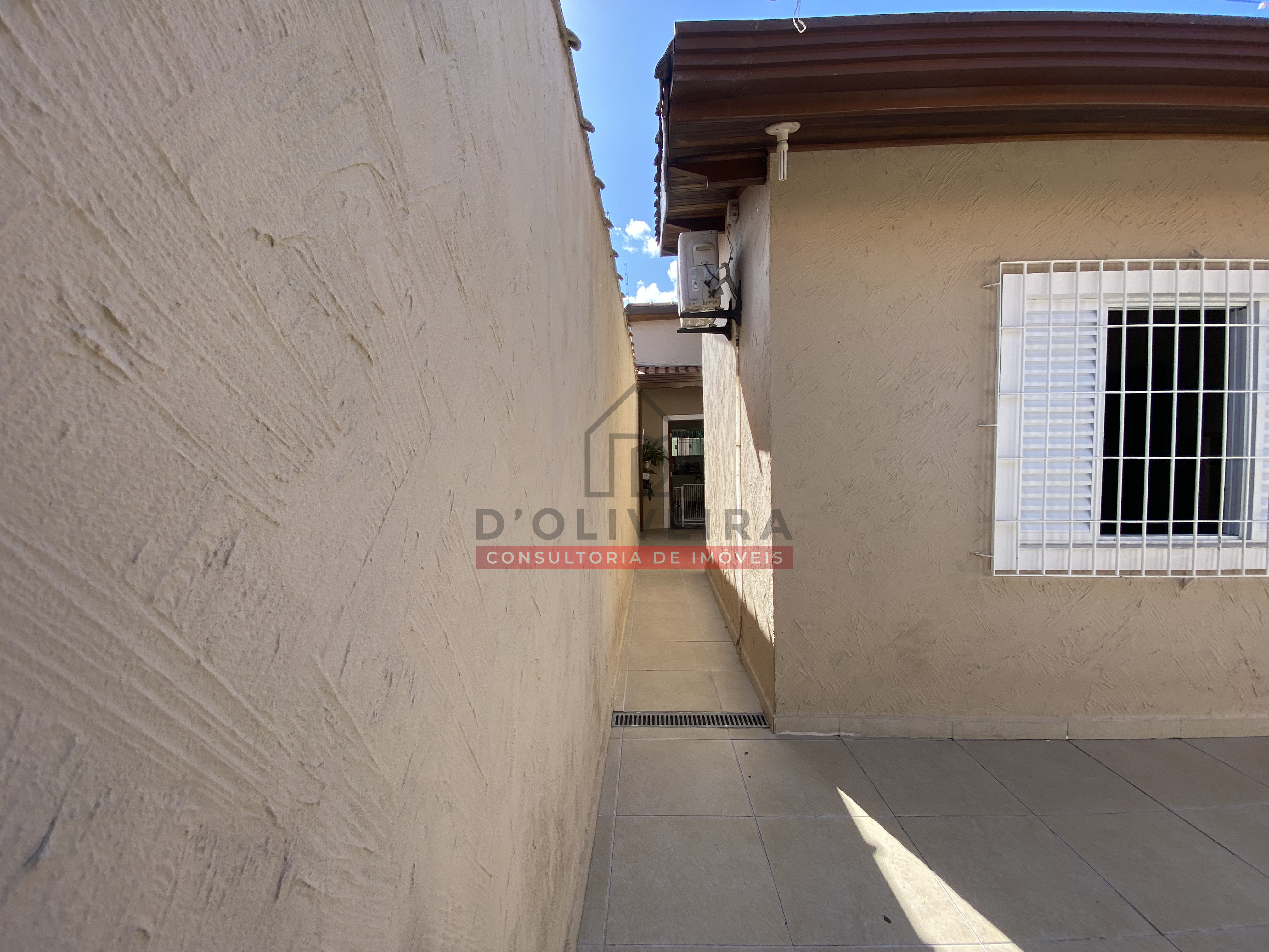 Casa térrea com piscina para venda no Jardim Casablanca - Peruíbe - SP