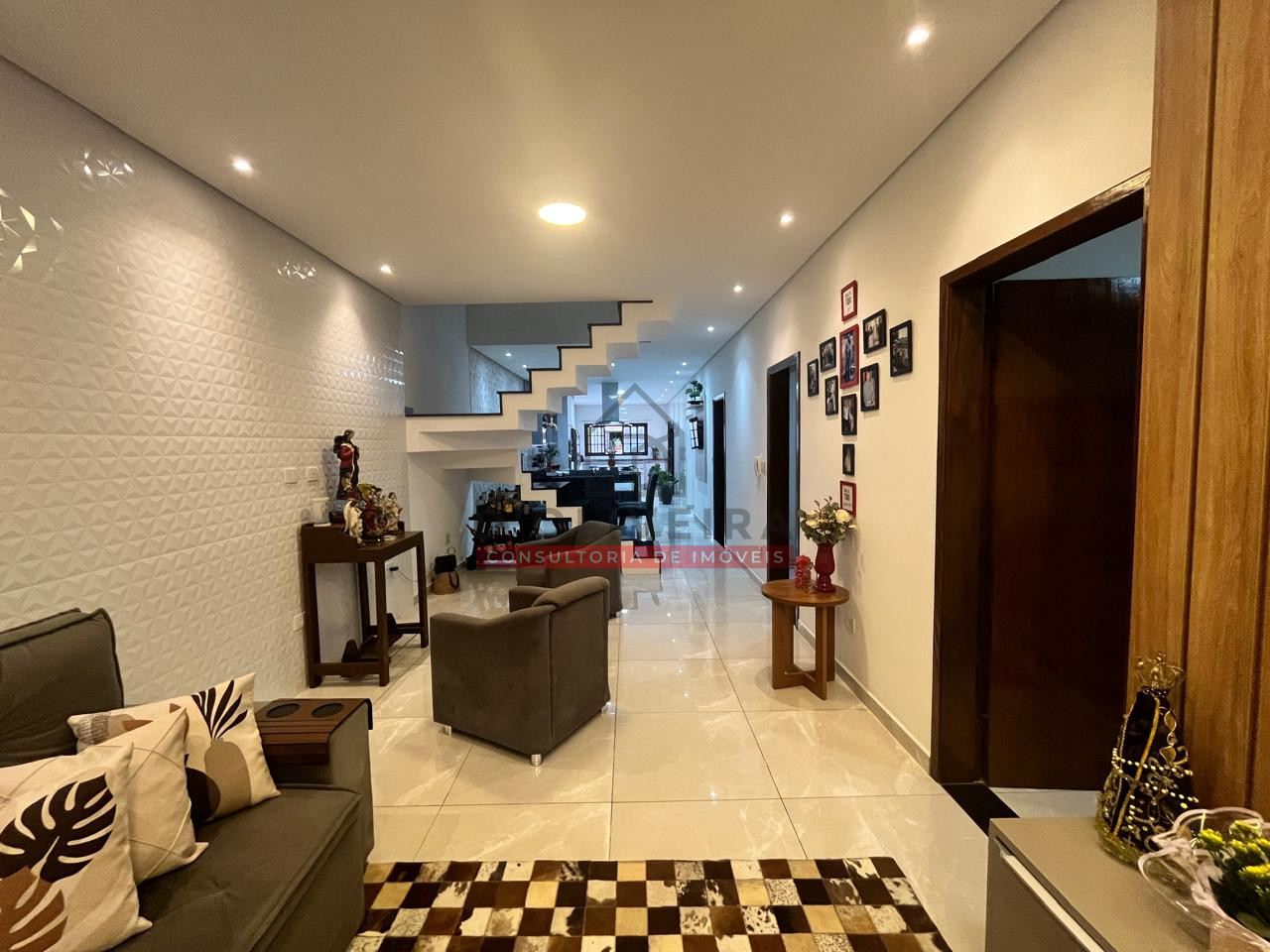 Sobrado a 800 metros da praia com 5 quartos no Centro de Peruíbe- Peruíbe - SP