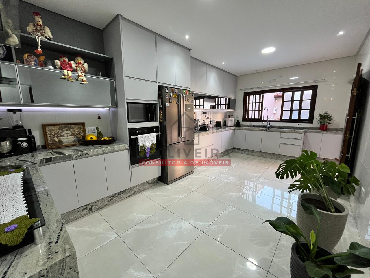 Sobrado a 800 metros da praia com 5 quartos no Centro de Peruíbe- Peruíbe - SP