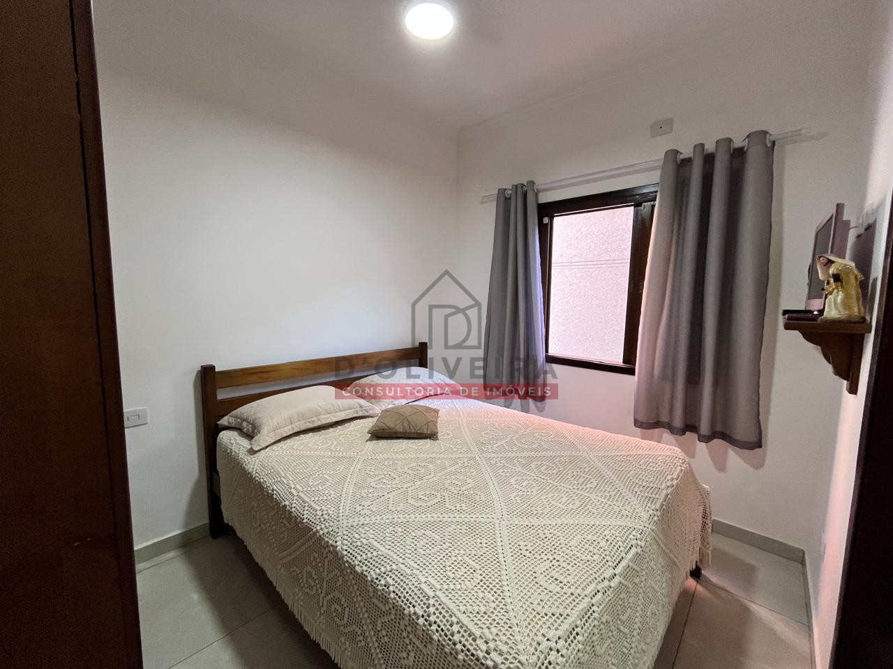 Sobrado a 800 metros da praia com 5 quartos no Centro de Peruíbe- Peruíbe - SP