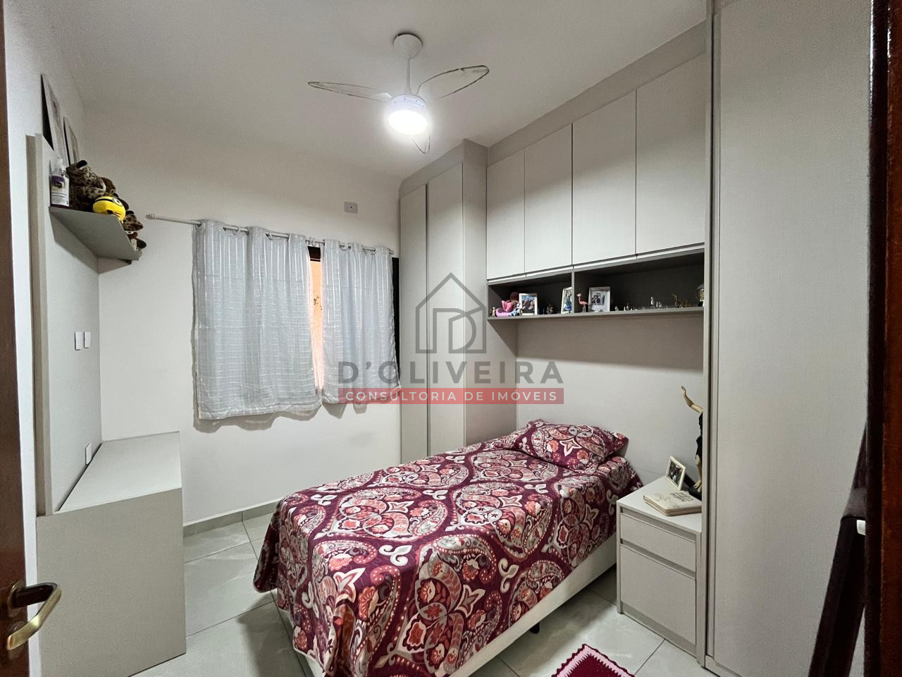 Sobrado a 800 metros da praia com 5 quartos no Centro de Peruíbe- Peruíbe - SP