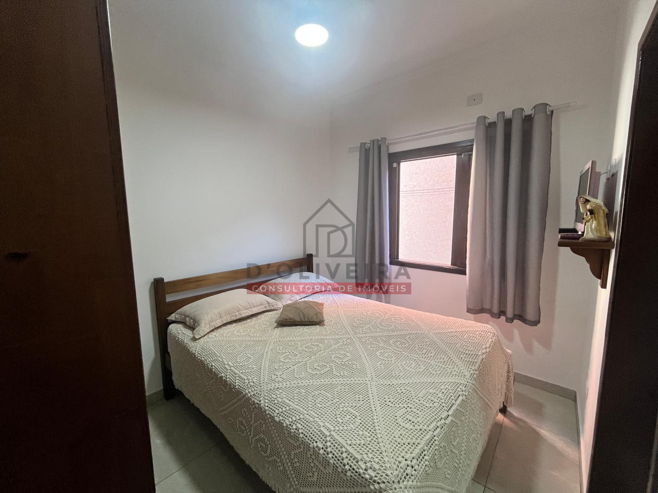 Sobrado a 800 metros da praia com 5 quartos no Centro de Peruíbe- Peruíbe - SP