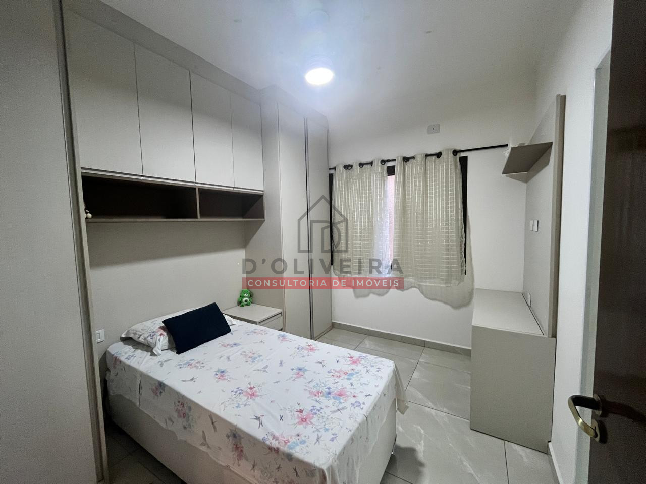 Sobrado a 800 metros da praia com 5 quartos no Centro de Peruíbe- Peruíbe - SP