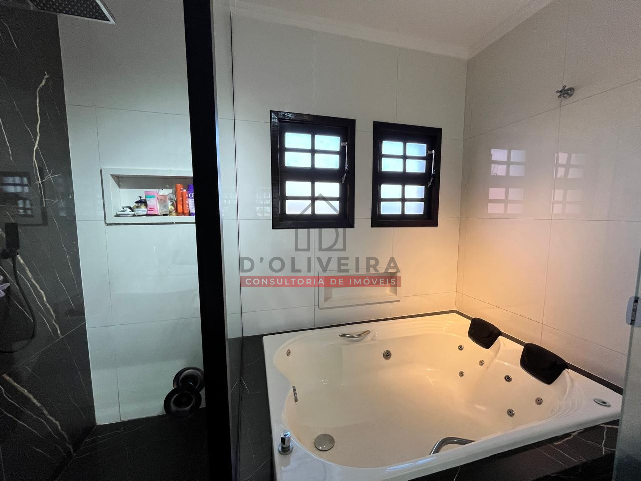 Sobrado a 800 metros da praia com 5 quartos no Centro de Peruíbe- Peruíbe - SP