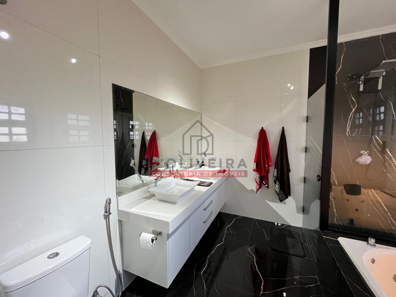 Sobrado a 800 metros da praia com 5 quartos no Centro de Peruíbe- Peruíbe - SP