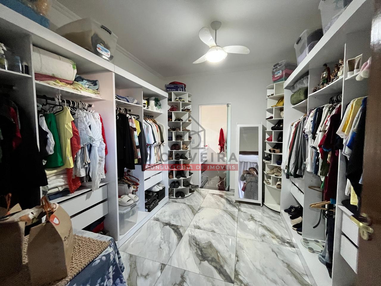 Sobrado a 800 metros da praia com 5 quartos no Centro de Peruíbe- Peruíbe - SP