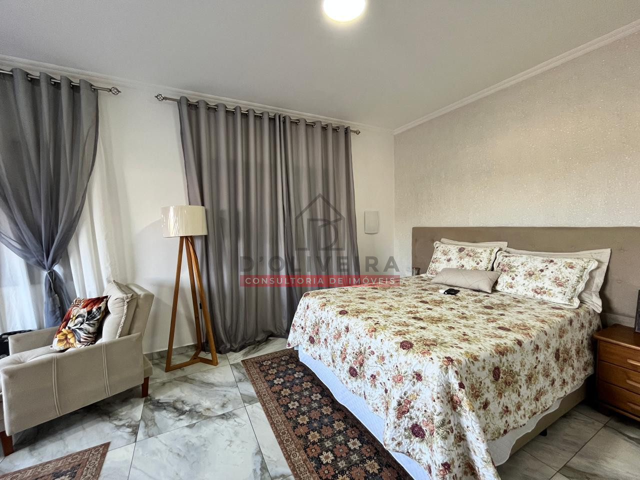 Sobrado a 800 metros da praia com 5 quartos no Centro de Peruíbe- Peruíbe - SP