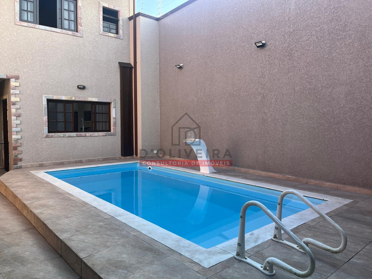 Sobrado a 800 metros da praia com 5 quartos no Centro de Peruíbe- Peruíbe - SP