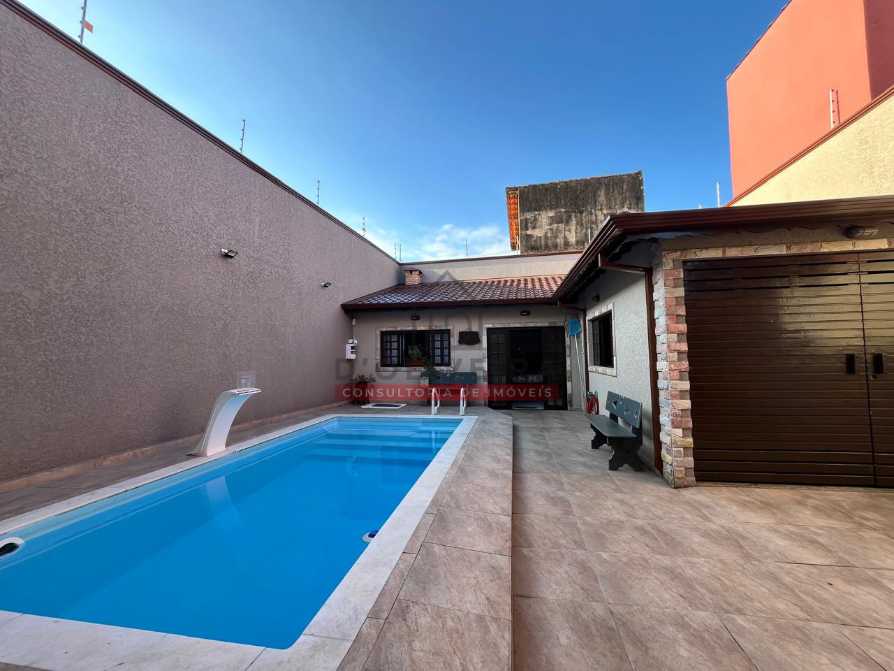 Sobrado a 800 metros da praia com 5 quartos no Centro de Peruíbe- Peruíbe - SP