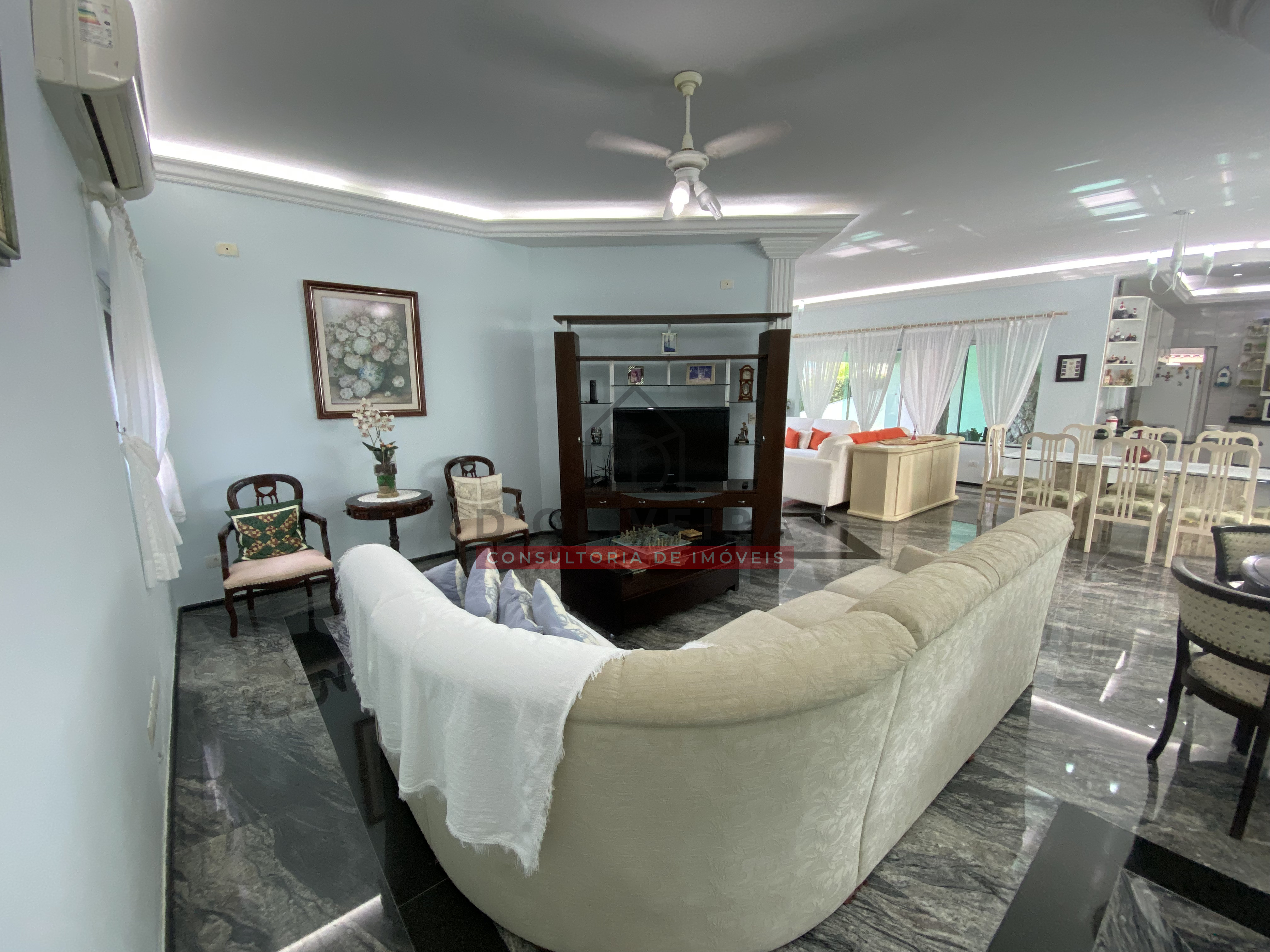 Casa térrea com 3 suítes à venda no condomínio Bougainvillée III - Peruíbe - SP