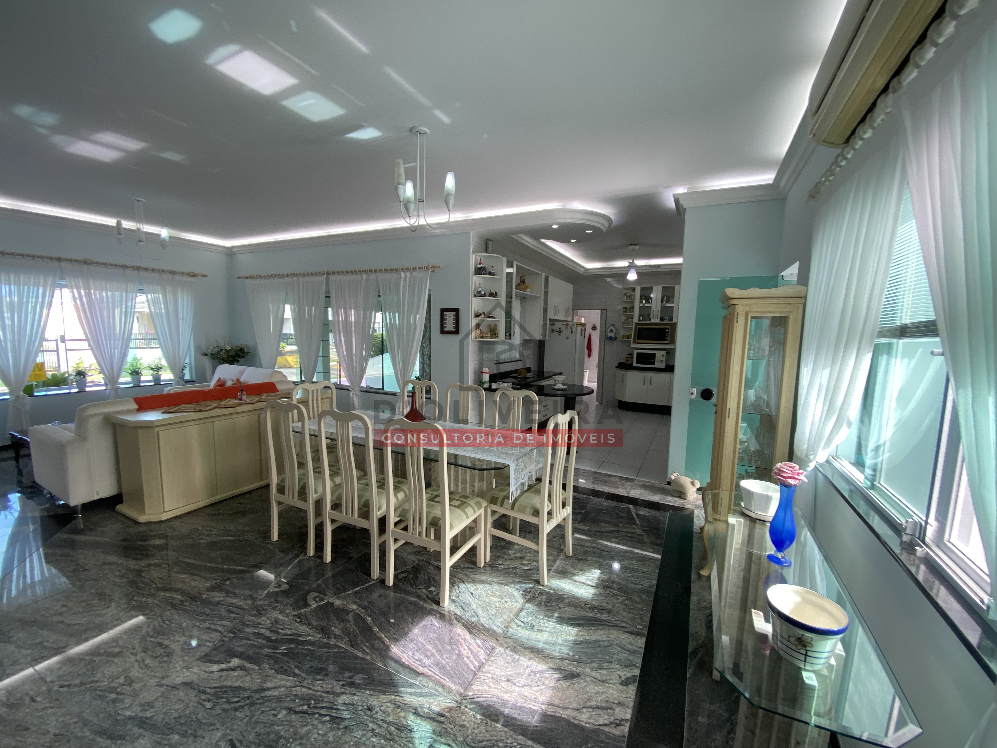 Casa térrea com 3 suítes à venda no condomínio Bougainvillée III - Peruíbe - SP