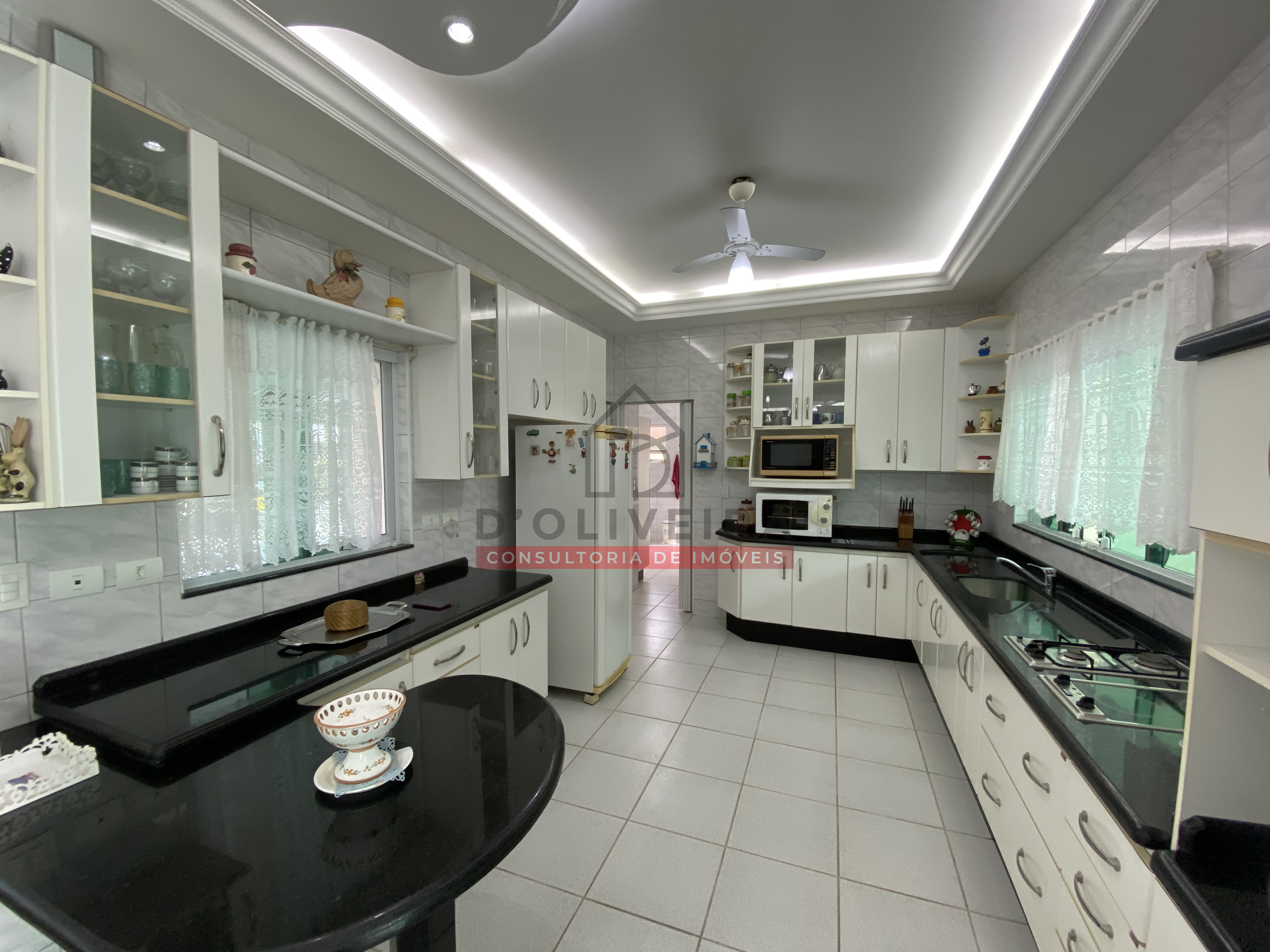 Casa térrea com 3 suítes à venda no condomínio Bougainvillée III - Peruíbe - SP