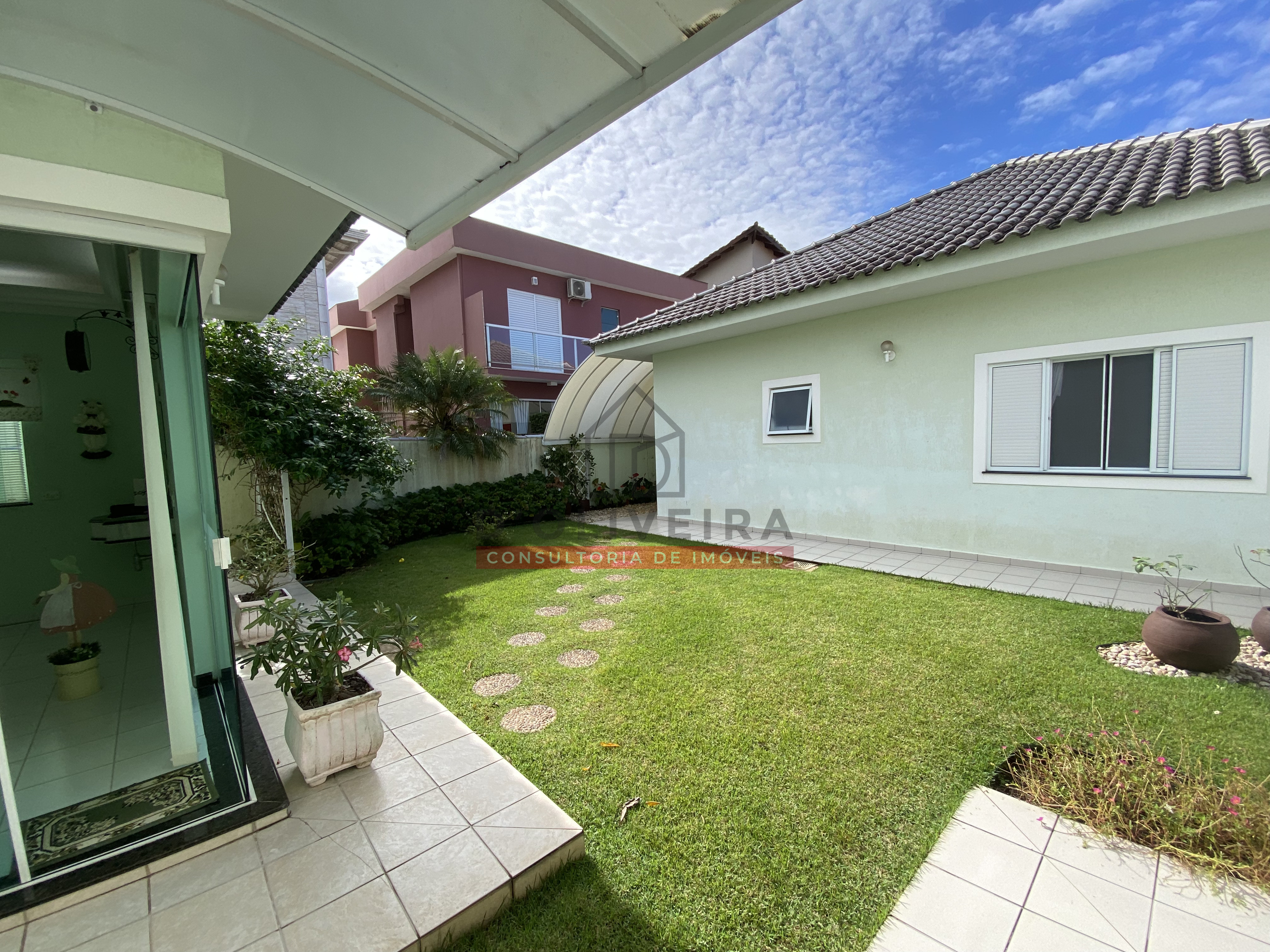 Casa térrea com 3 suítes à venda no condomínio Bougainvillée III - Peruíbe - SP