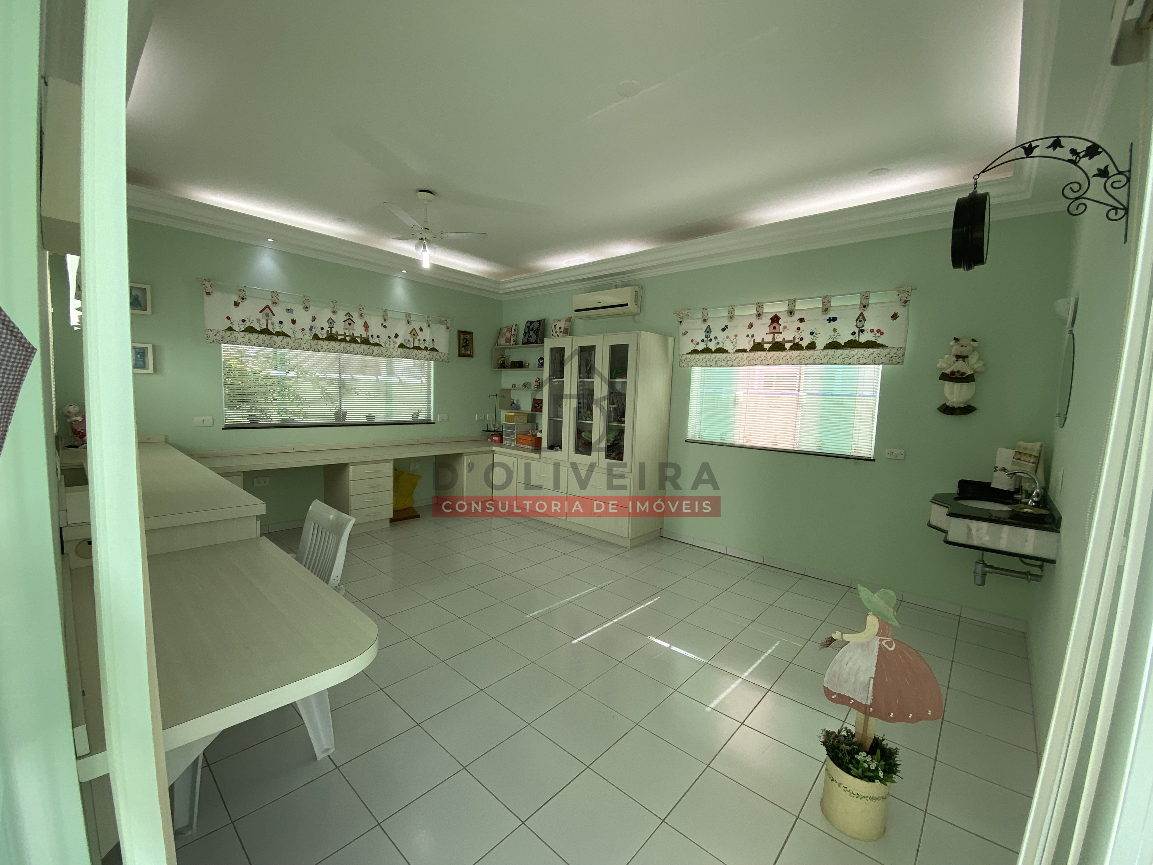 Casa térrea com 3 suítes à venda no condomínio Bougainvillée III - Peruíbe - SP