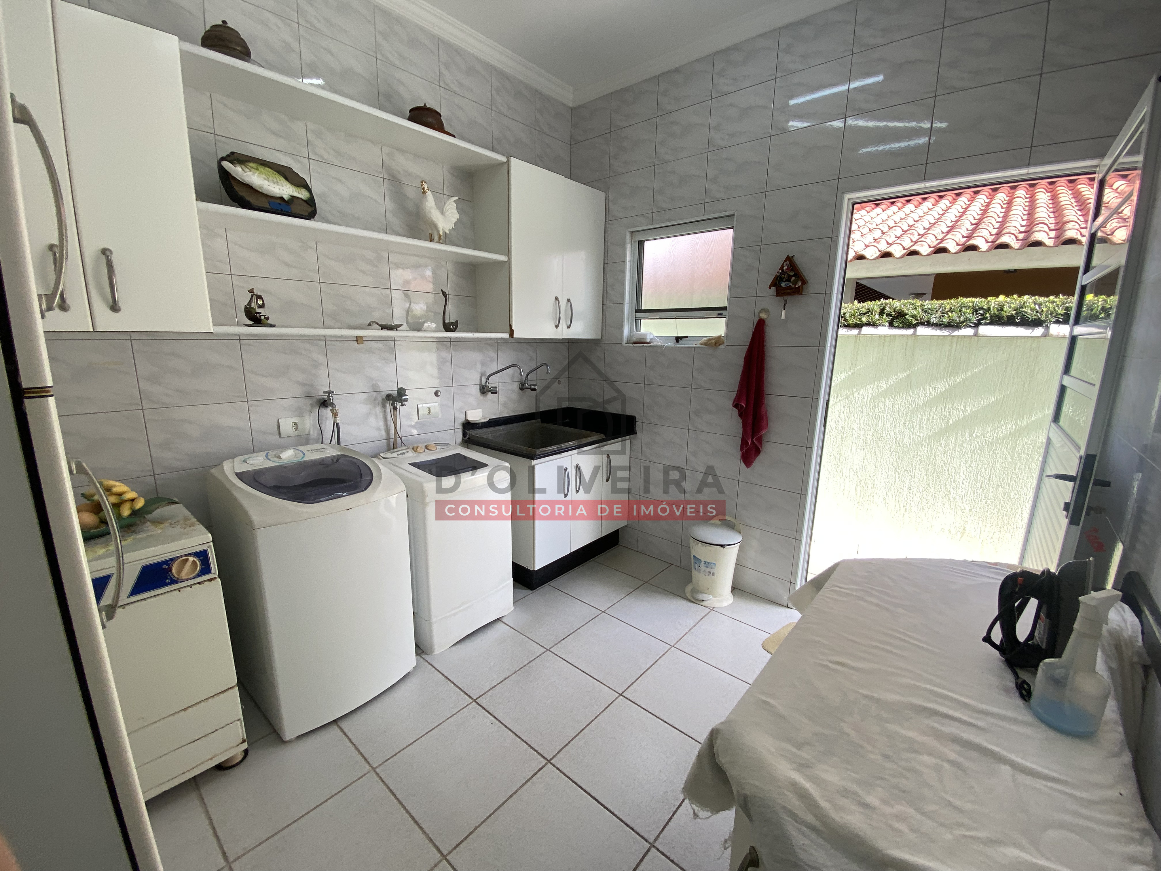 Casa térrea com 3 suítes à venda no condomínio Bougainvillée III - Peruíbe - SP