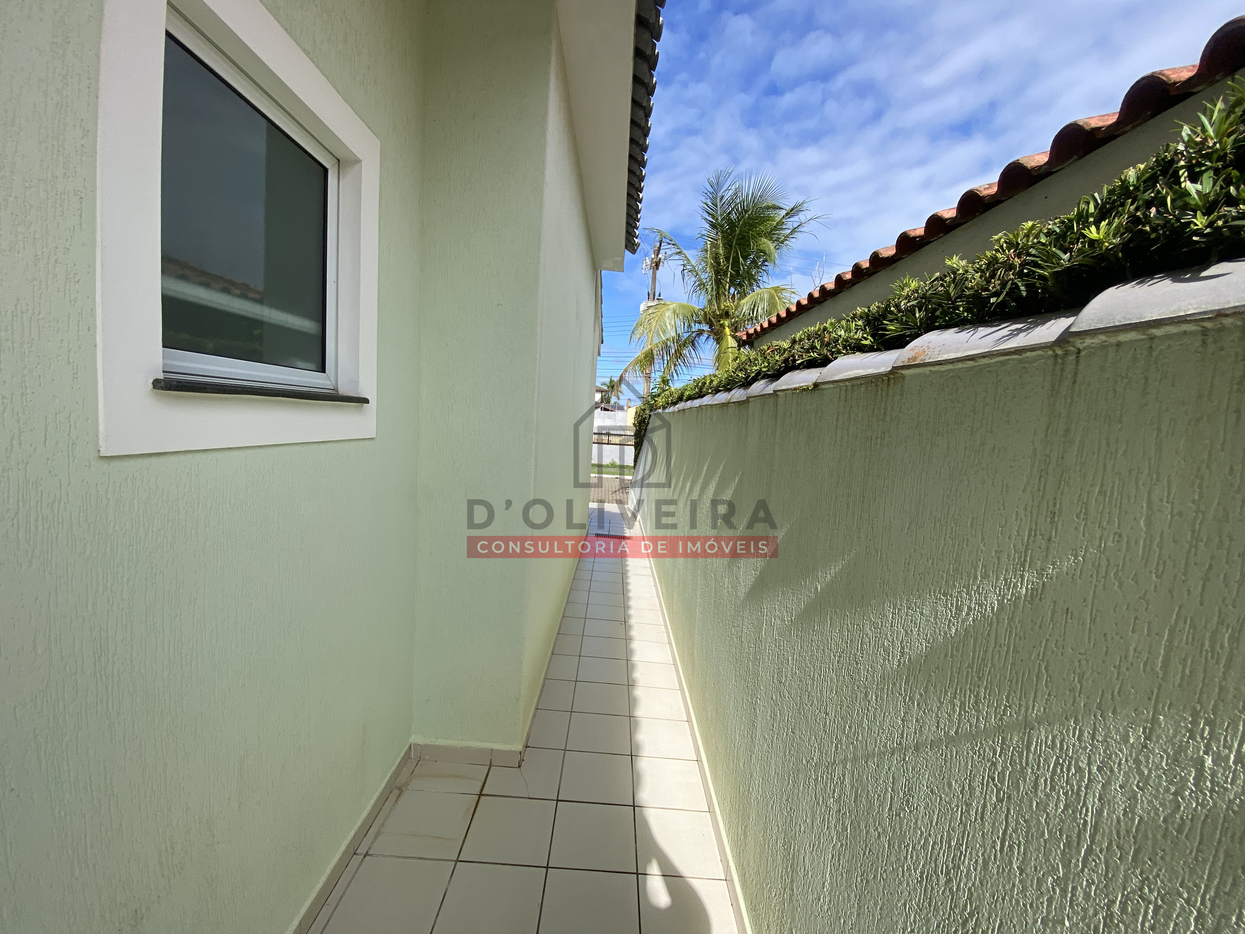 Casa térrea com 3 suítes à venda no condomínio Bougainvillée III - Peruíbe - SP