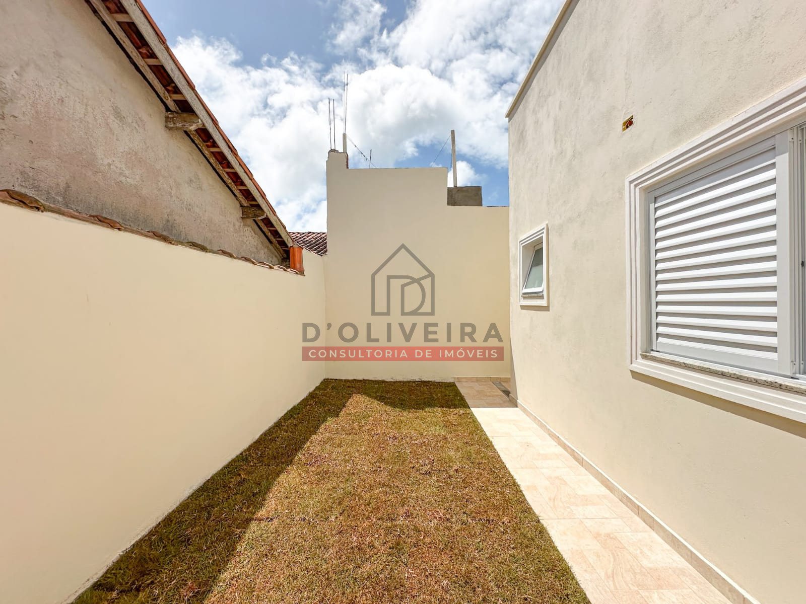 Casa moderna com quintal no São João Batista 2 - Peruíbe - SP