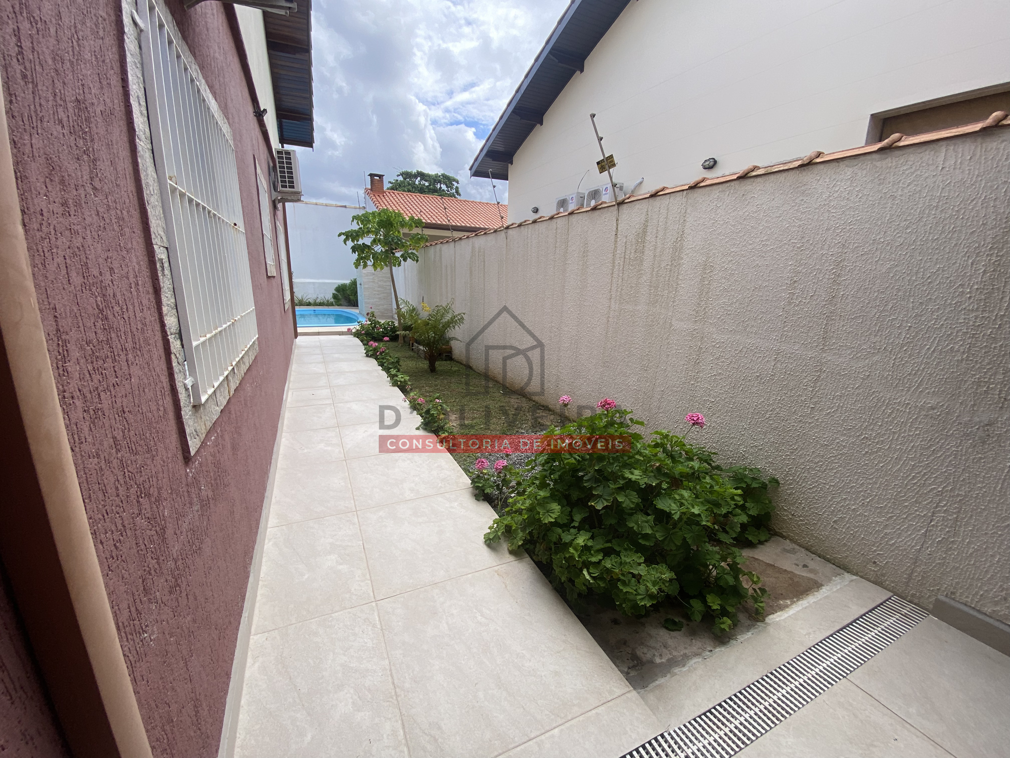 Casa com piscina e churrasqueira à venda no Jardim Barra de Jangadas - Peruíbe - SP