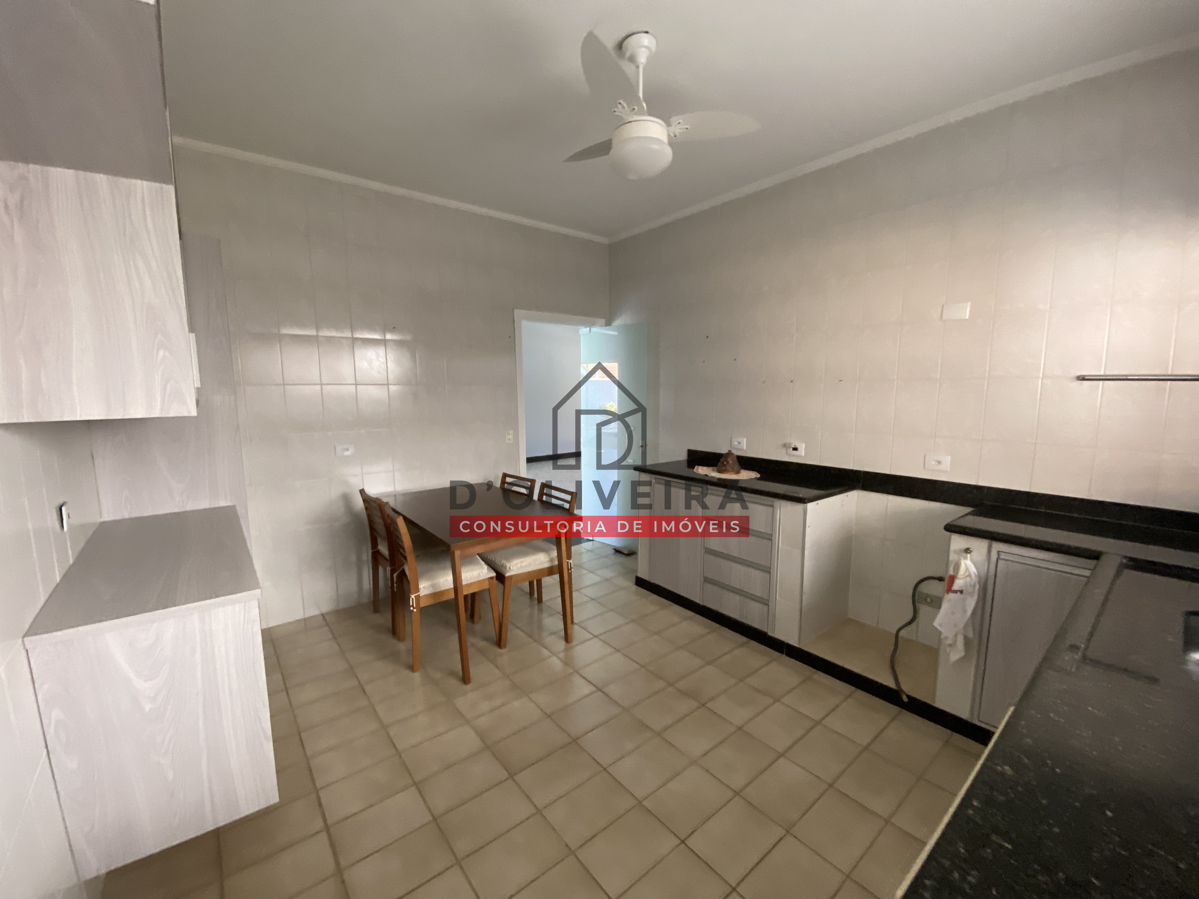 Casa térrea com piscina e churrasqueira no condomínio Bougainvillée III - Peruíbe - SP