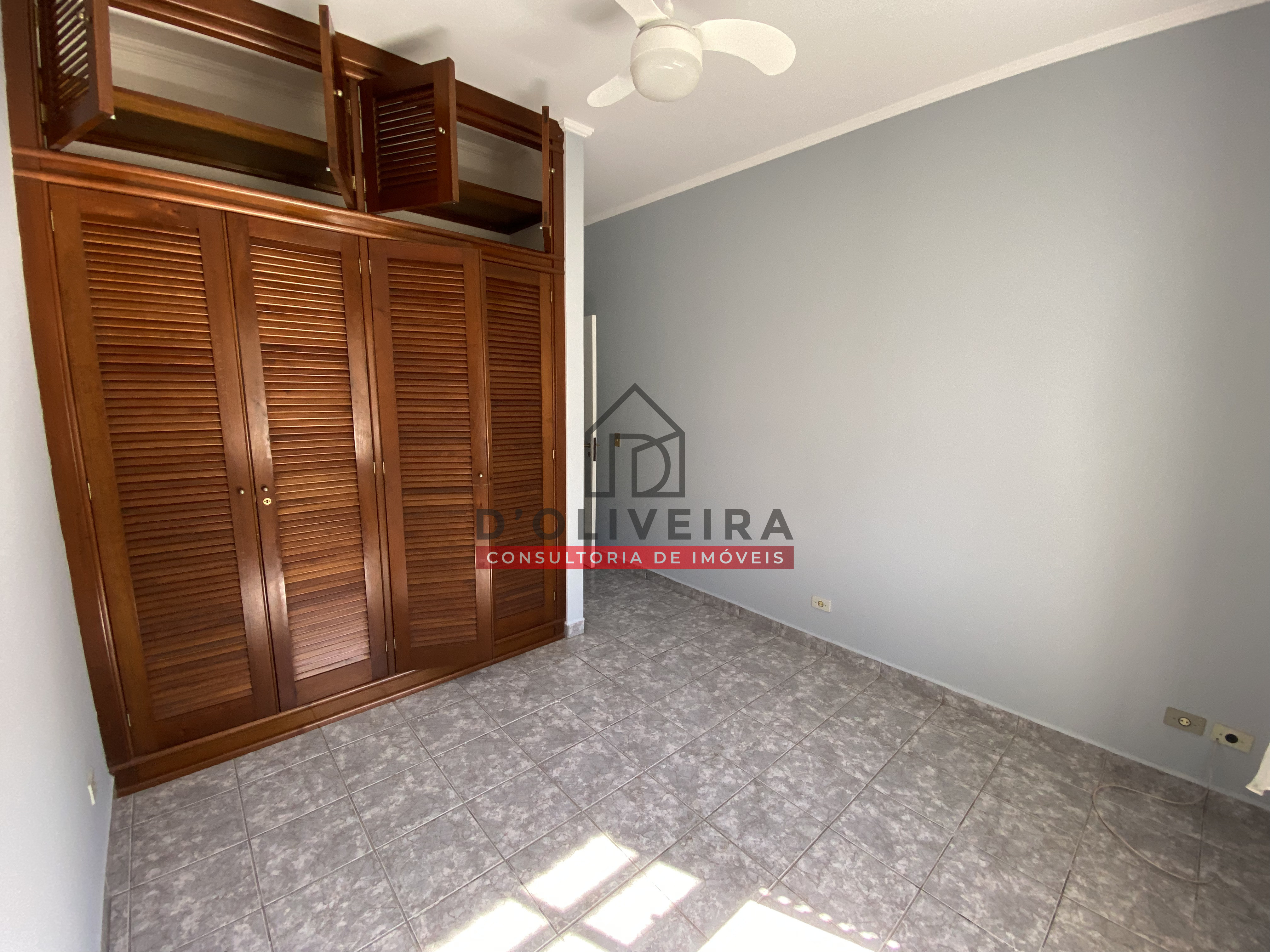 Casa térrea com piscina e churrasqueira no condomínio Bougainvillée III - Peruíbe - SP