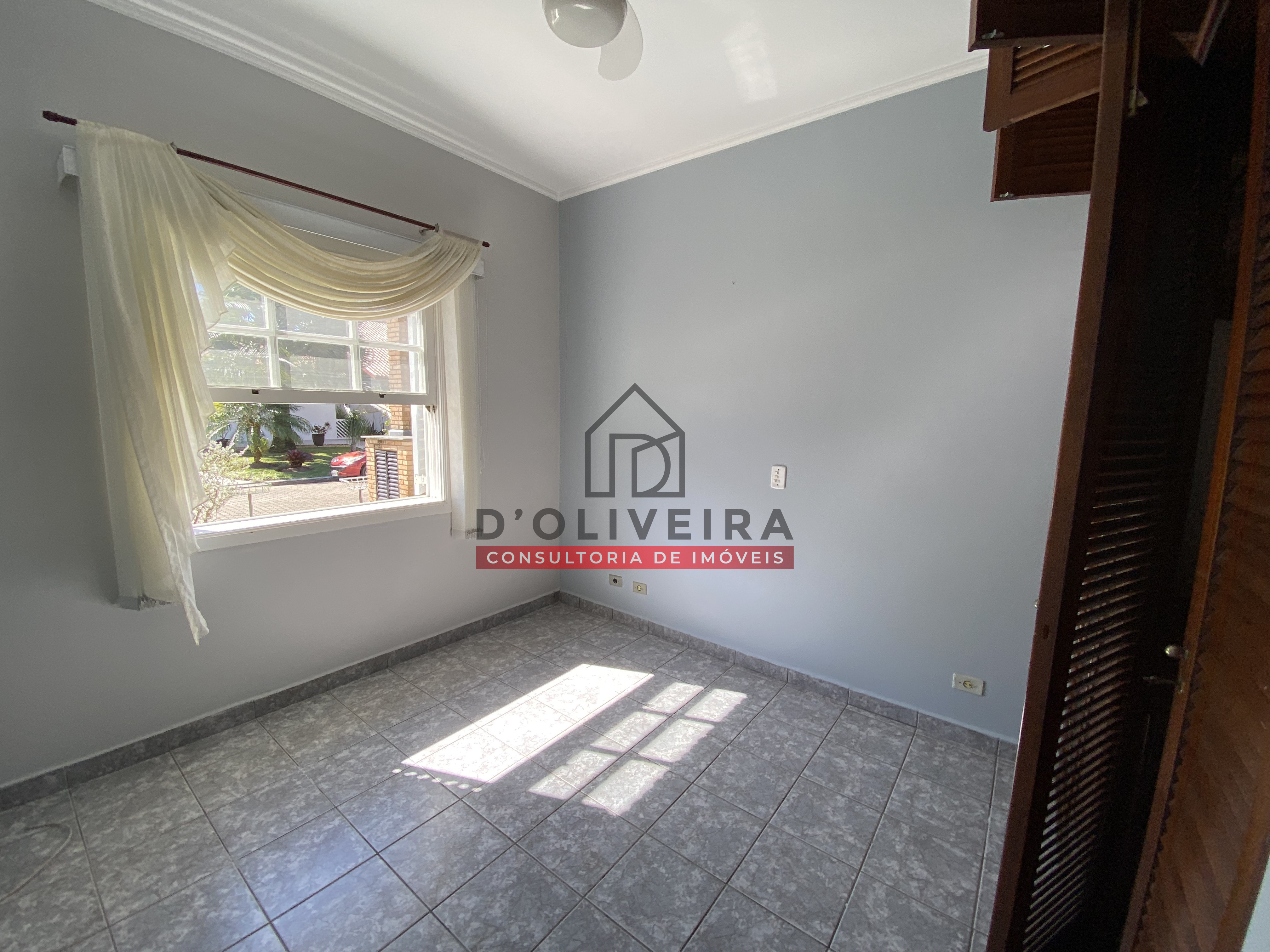 Casa térrea com piscina e churrasqueira no condomínio Bougainvillée III - Peruíbe - SP