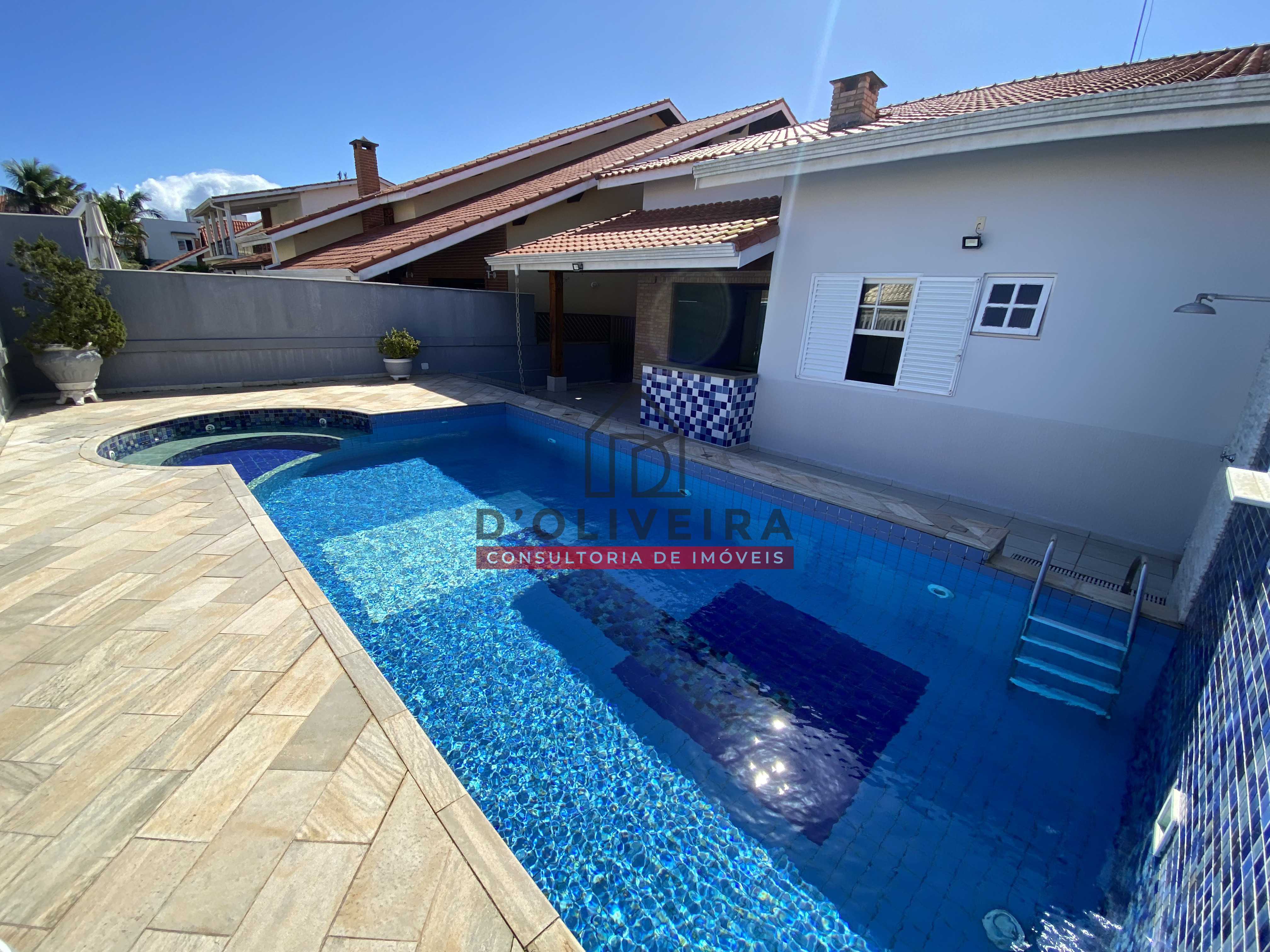 Casa térrea com piscina e churrasqueira no condomínio Bougainvillée III - Peruíbe - SP