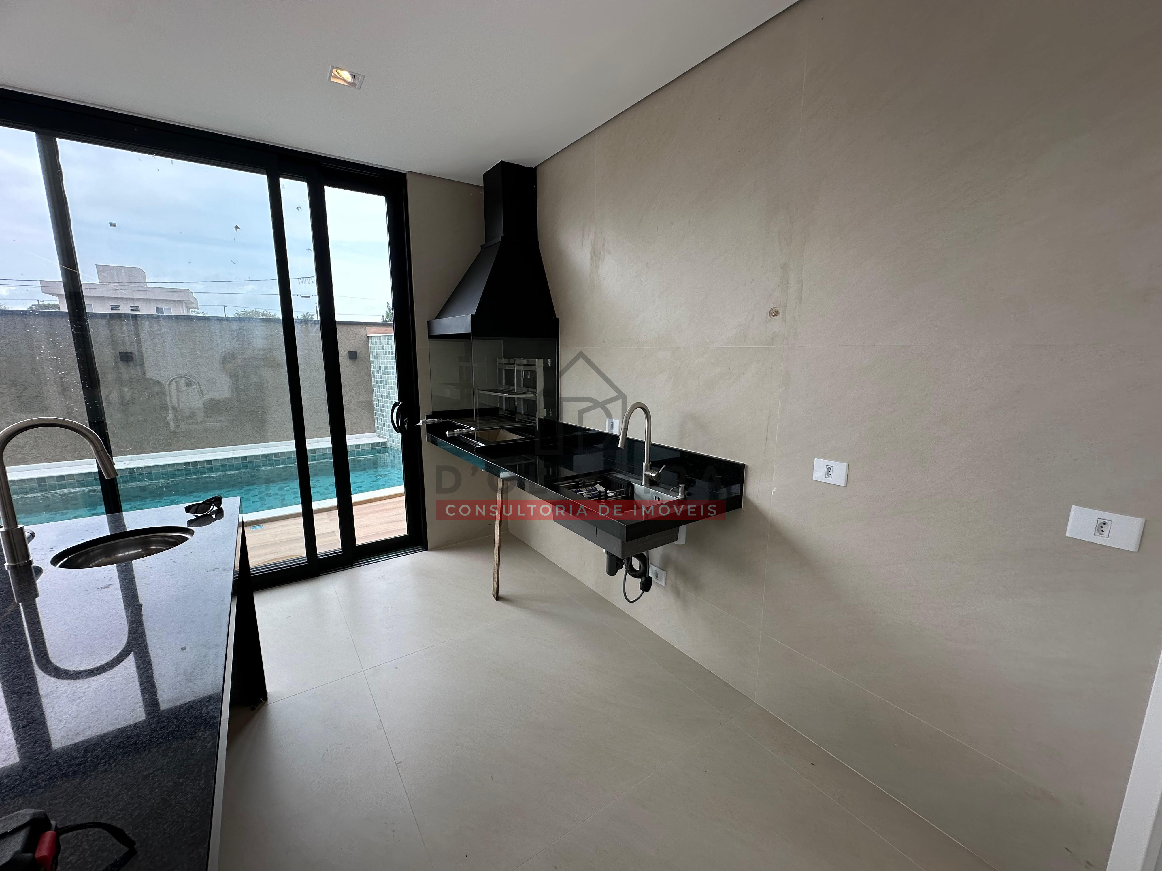 Sobrado moderno com piscina e churrasqueira no condomínio Flora Rica - Peruíbe - SP