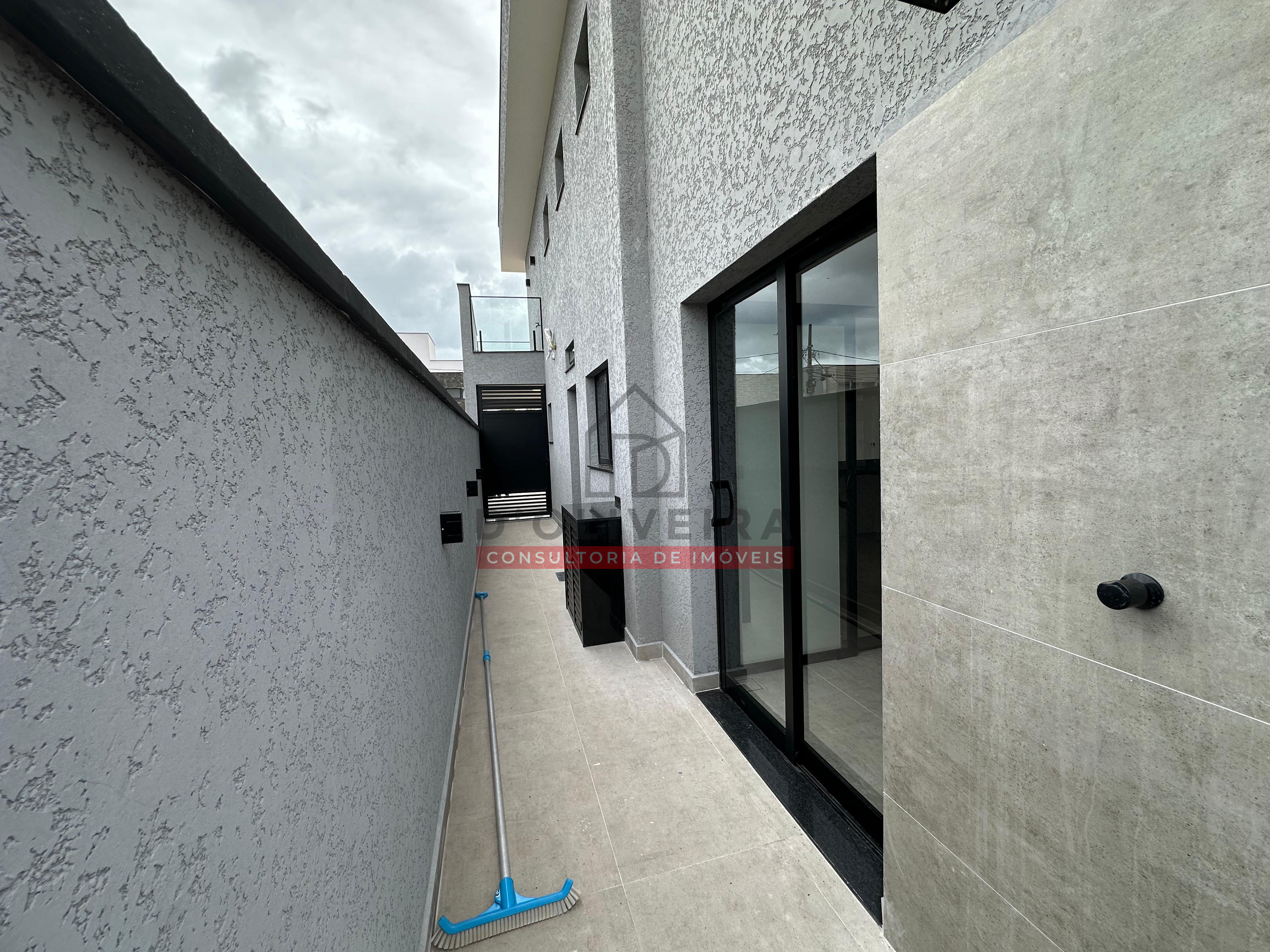 Sobrado com piscina e churrasqueira no condomínio Flora Rica - Peruíbe - SP