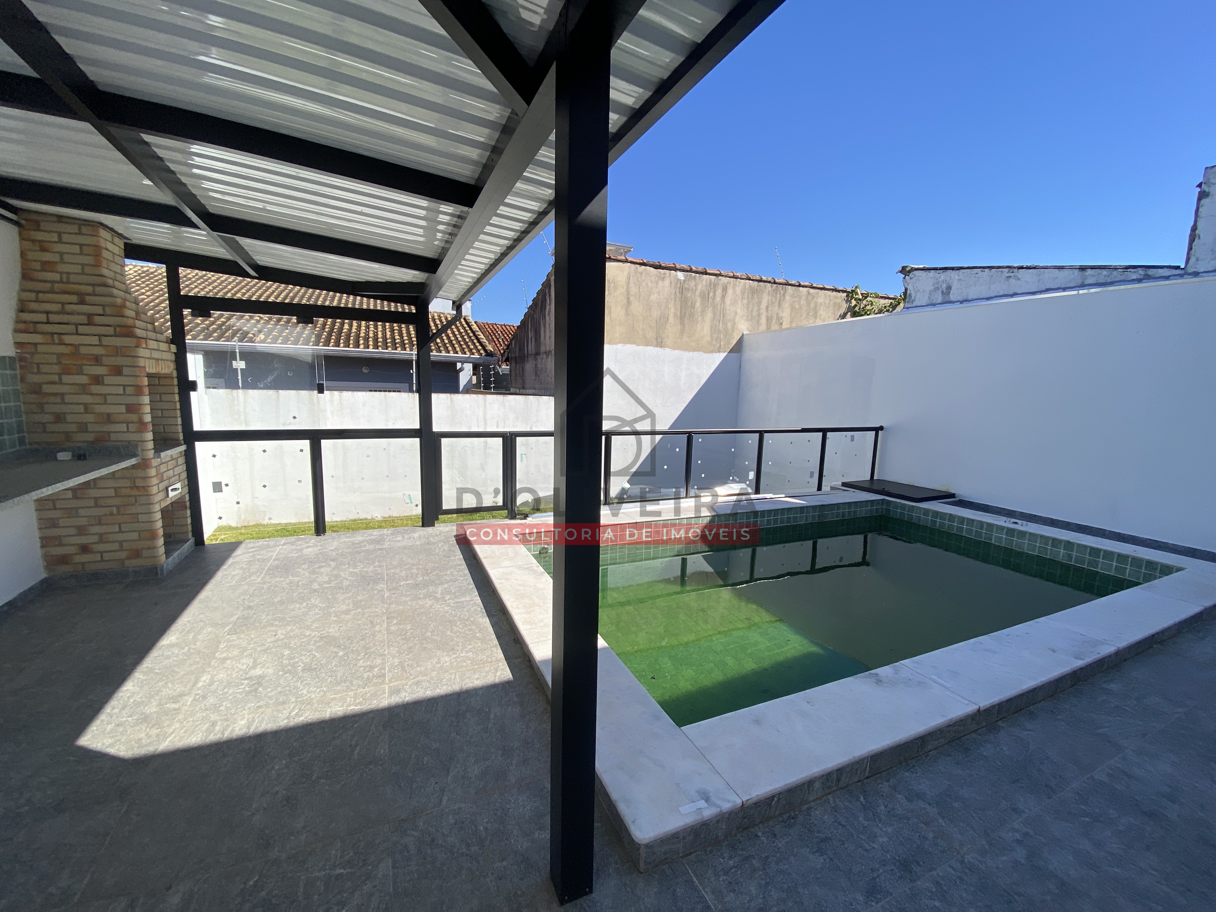 Casa térrea com piscina e 3 suítes à venda no Balneário Samburá - Peruíbe - SP