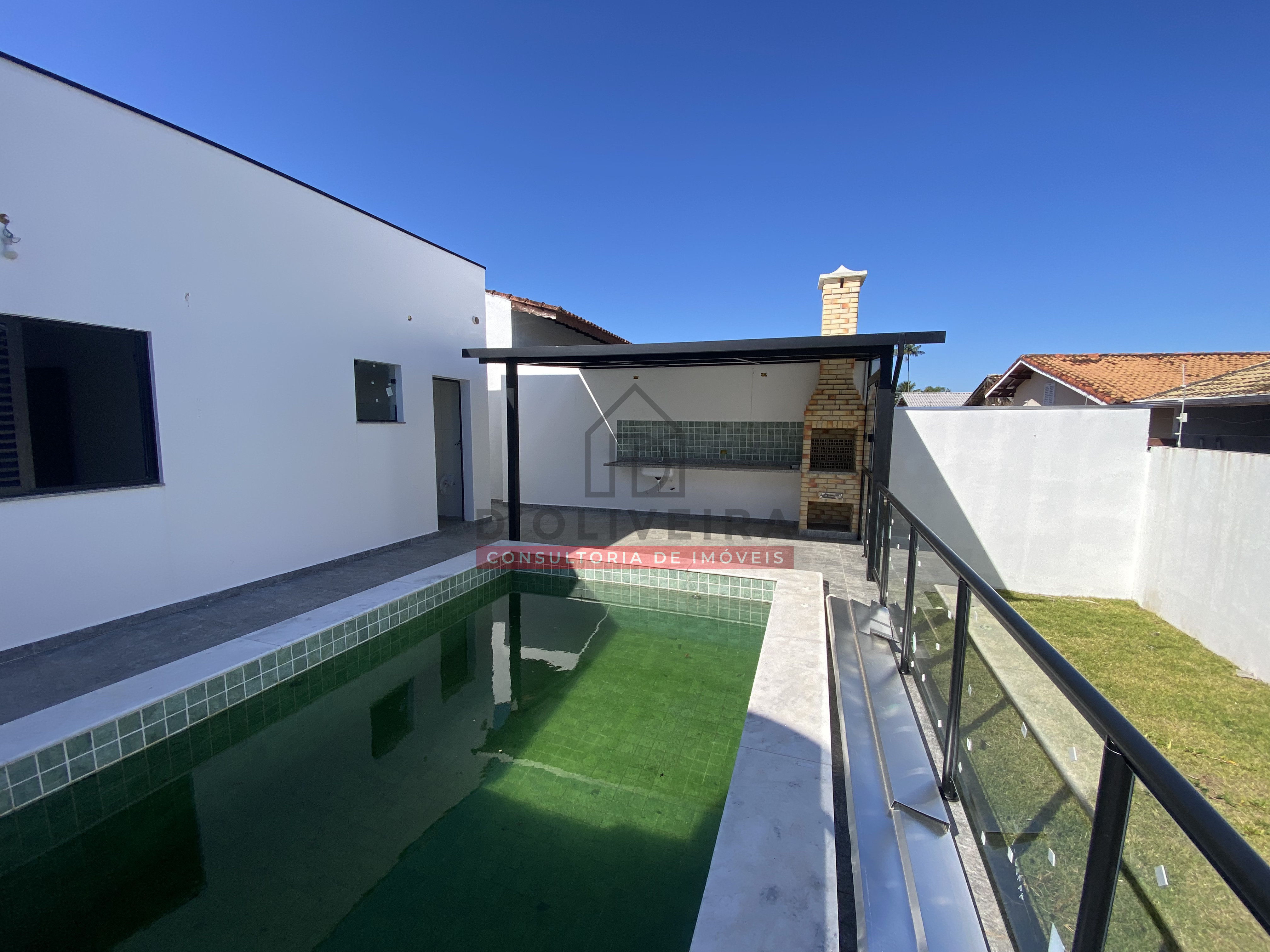 Casa térrea com piscina e 3 suítes à venda no Balneário Samburá - Peruíbe - SP