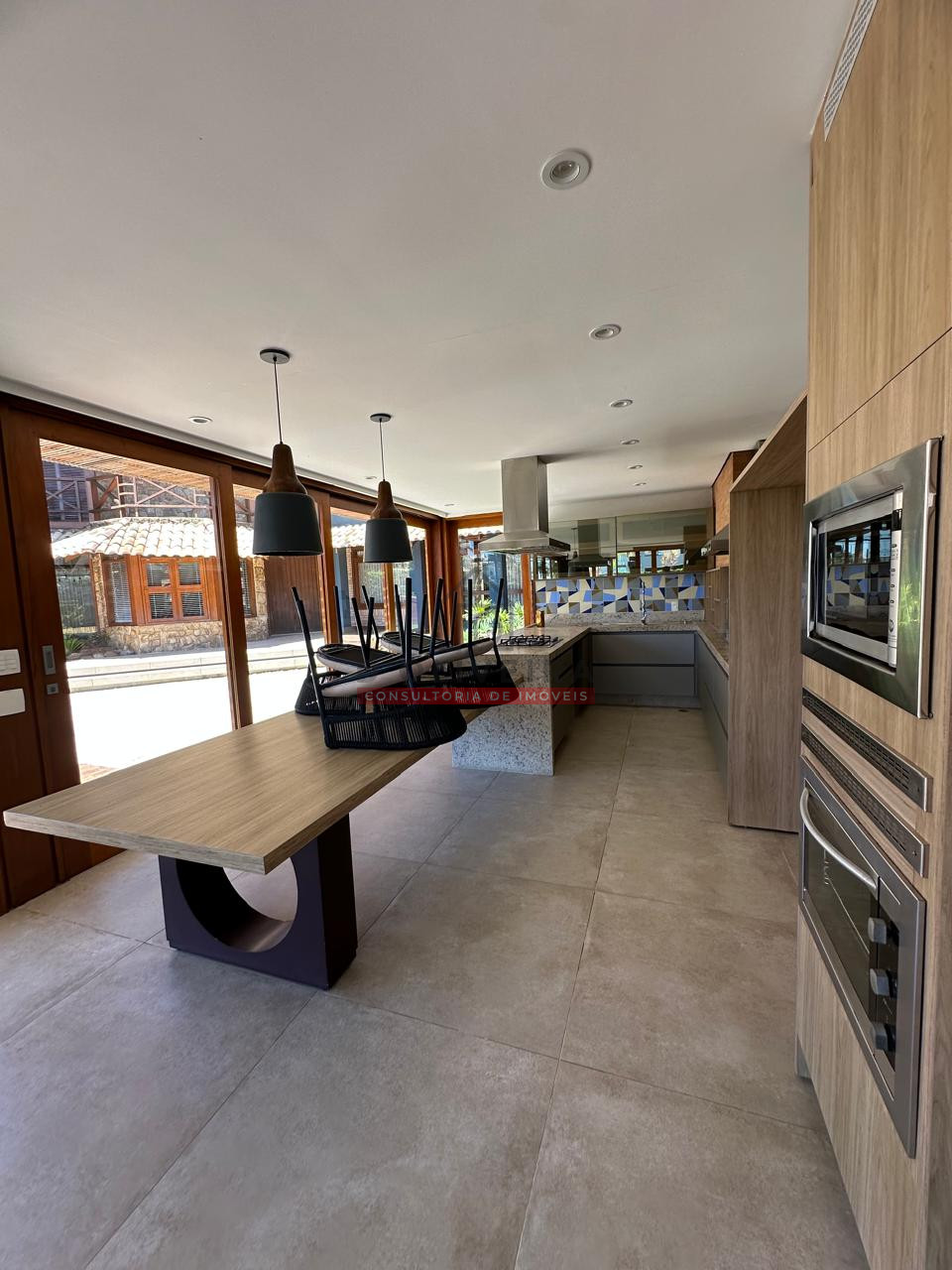 Sobrado de 4 suítes e piscina aquecida no Bougainville Residencial II - Peruíbe - SP