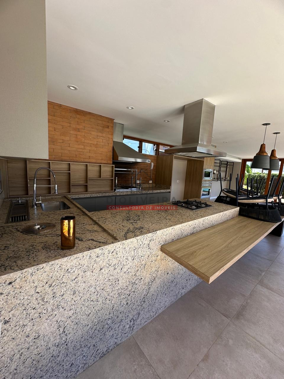 Sobrado de 4 suítes e piscina aquecida no Bougainville Residencial II - Peruíbe - SP