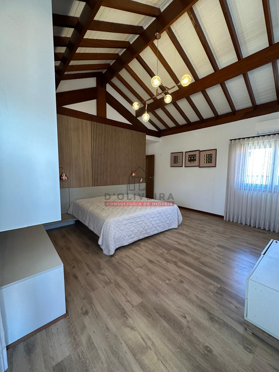 Sobrado de 4 suítes e piscina aquecida no Bougainville Residencial II - Peruíbe - SP