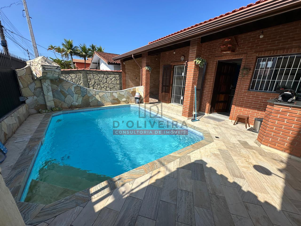 Casa com piscina e churrasqueira à venda no Balneário Oásis - Peruíbe - SP
