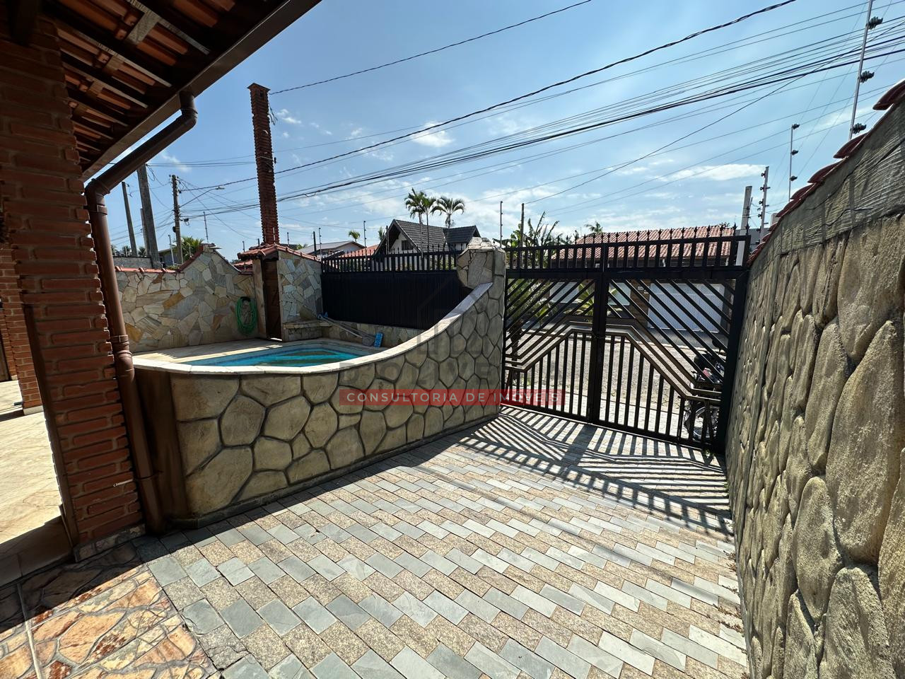 Casa com piscina e churrasqueira à venda no Balneário Oásis - Peruíbe - SP