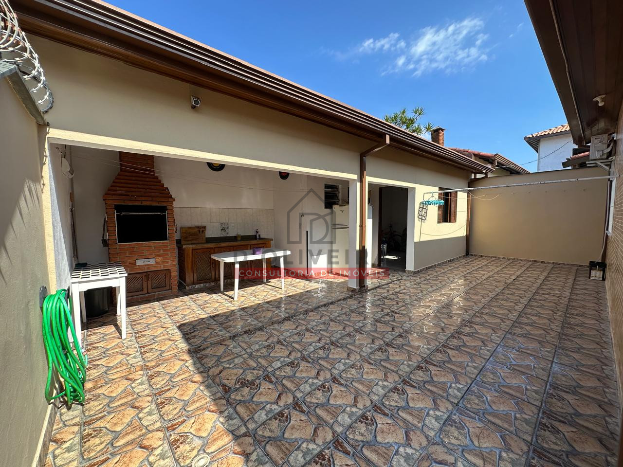 Casa com piscina e churrasqueira à venda no Balneário Oásis - Peruíbe - SP