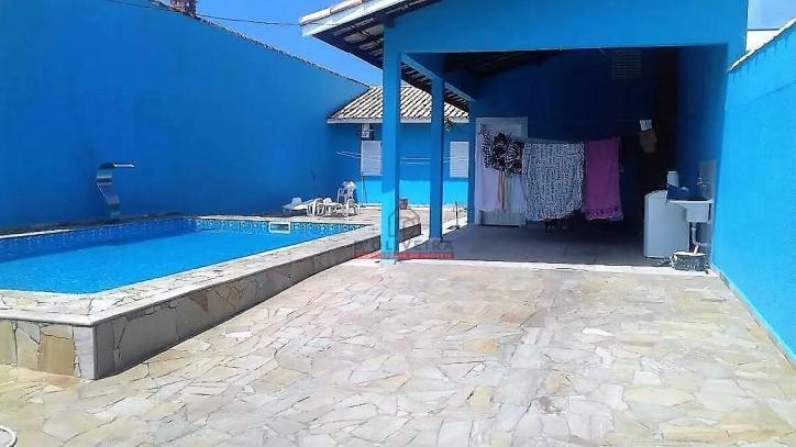 Casa térrea com piscina à venda na Estancia São José - Peruíbe - SP