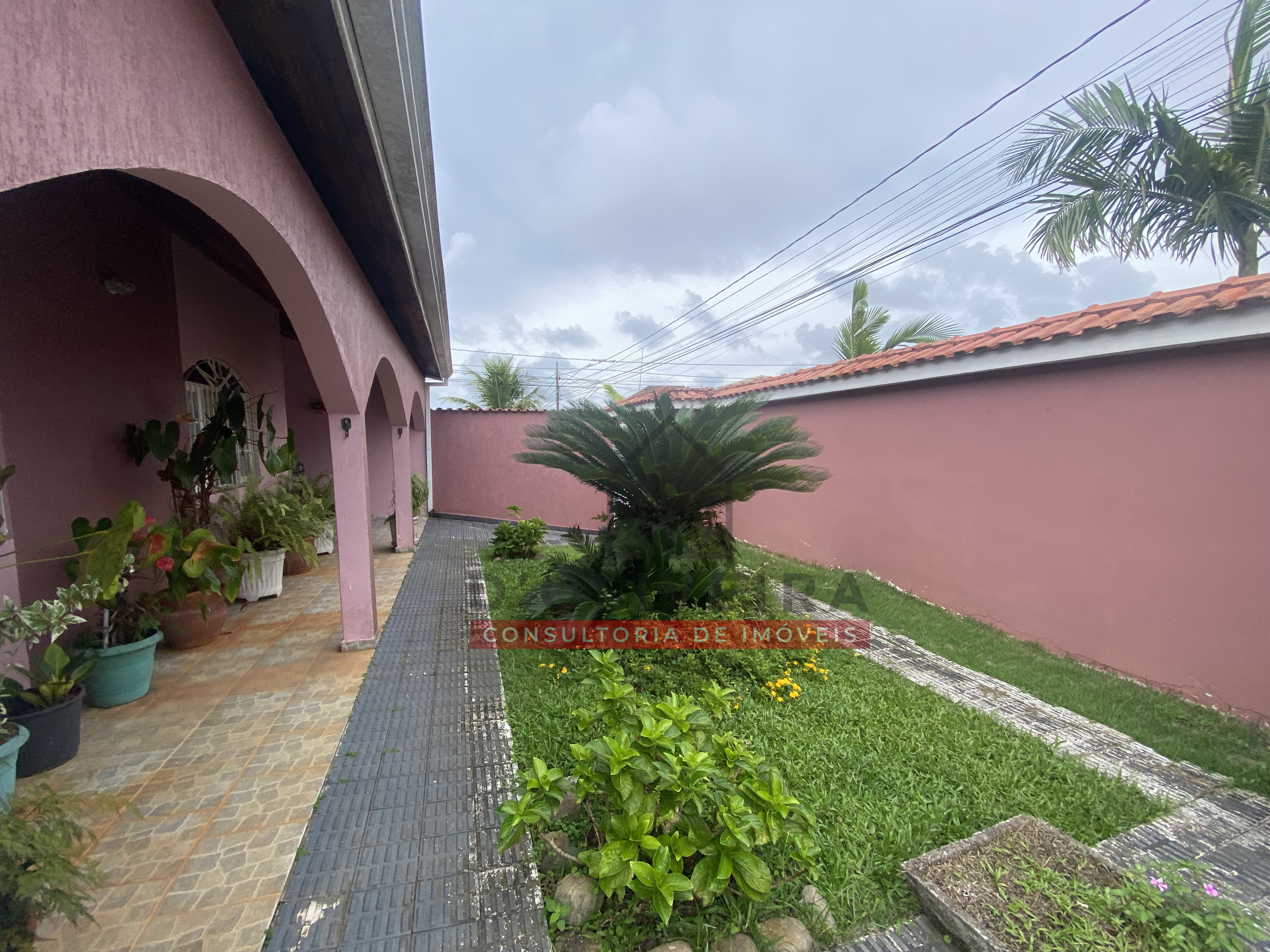 Casa com piscina e área gourmet à venda no Balneário Oásis - Peruíbe - SP